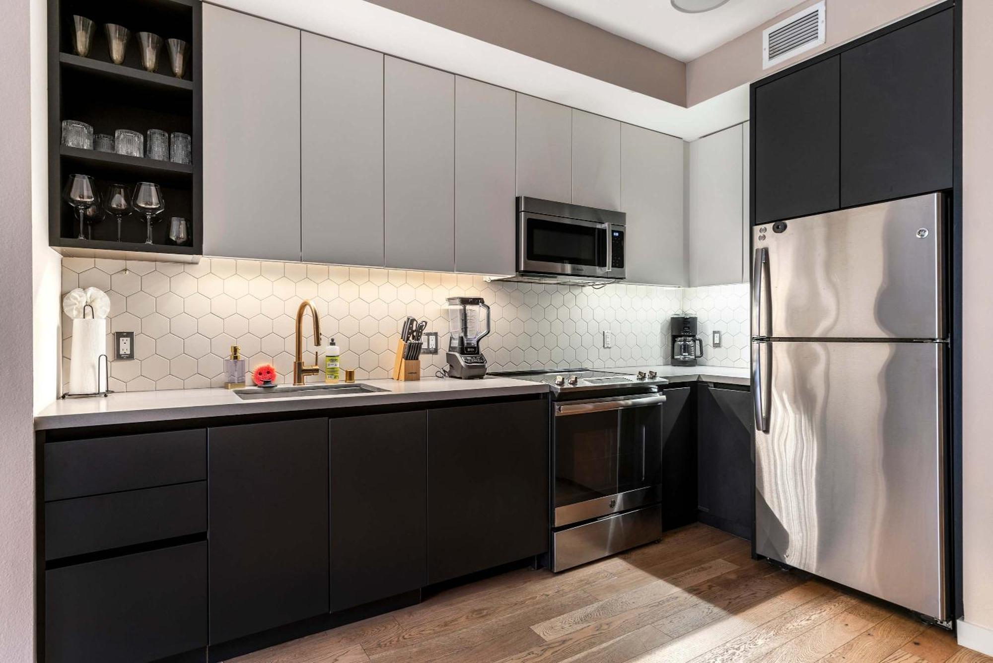 2br Hollywood Walk Luxury Apartment *