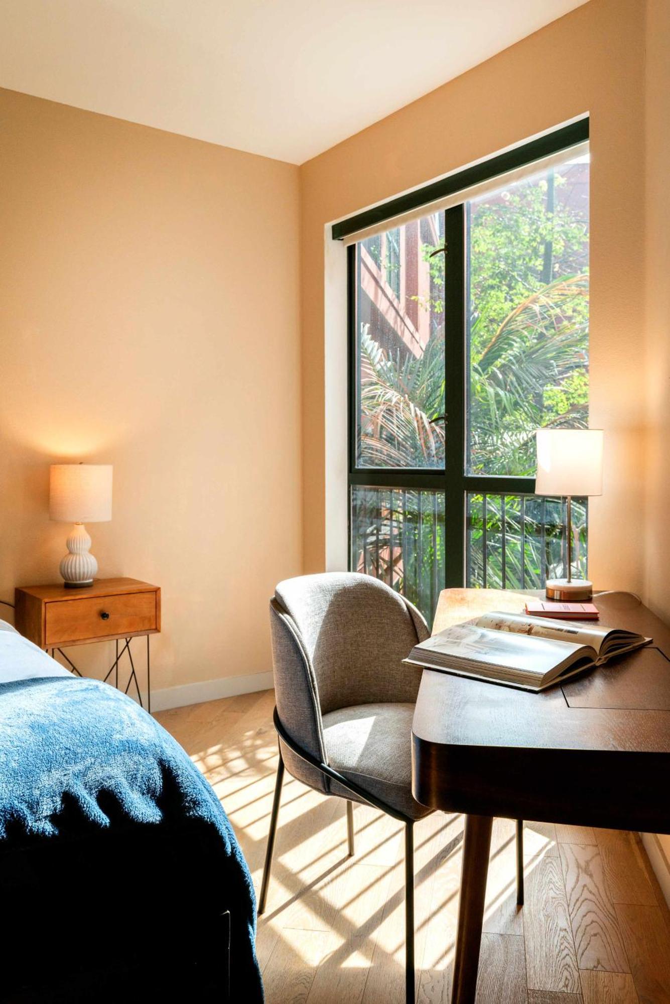 2br Hollywood Walk Luxury Apartment *