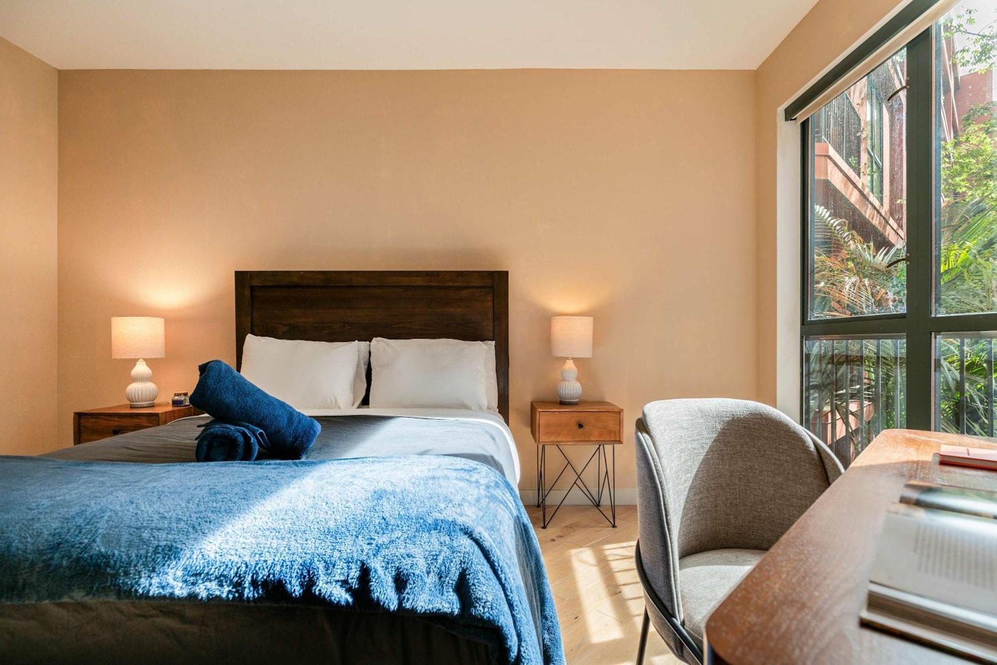 2br Hollywood Walk Luxury