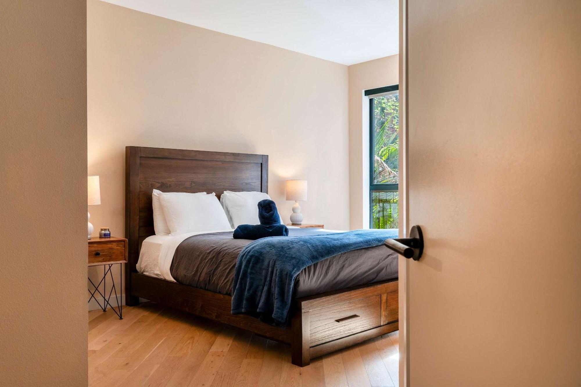 2br Hollywood Walk Luxury Apartment *