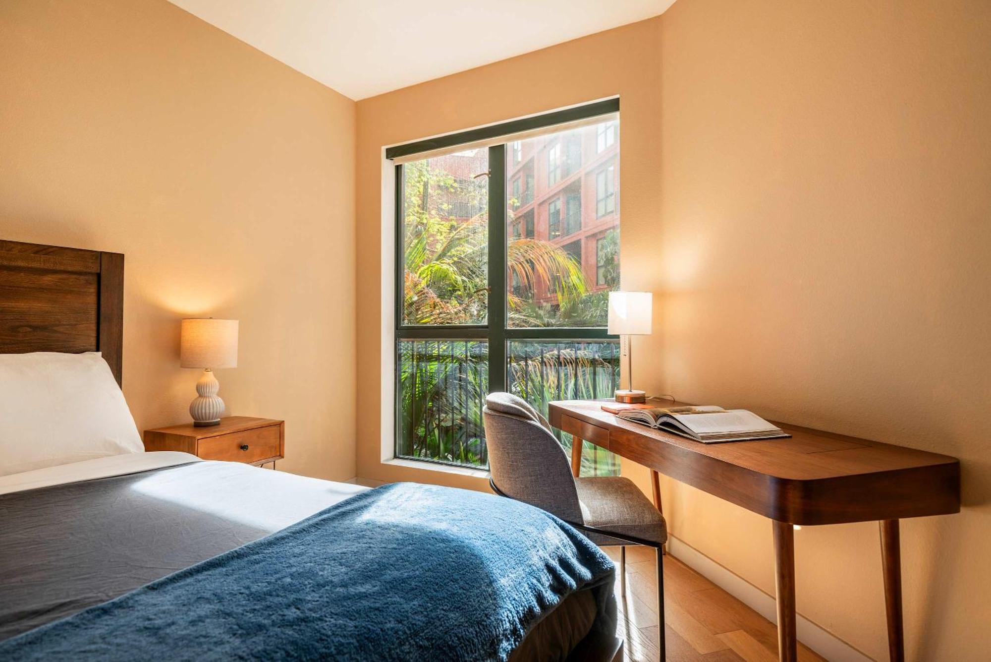 2br Hollywood Walk Luxury