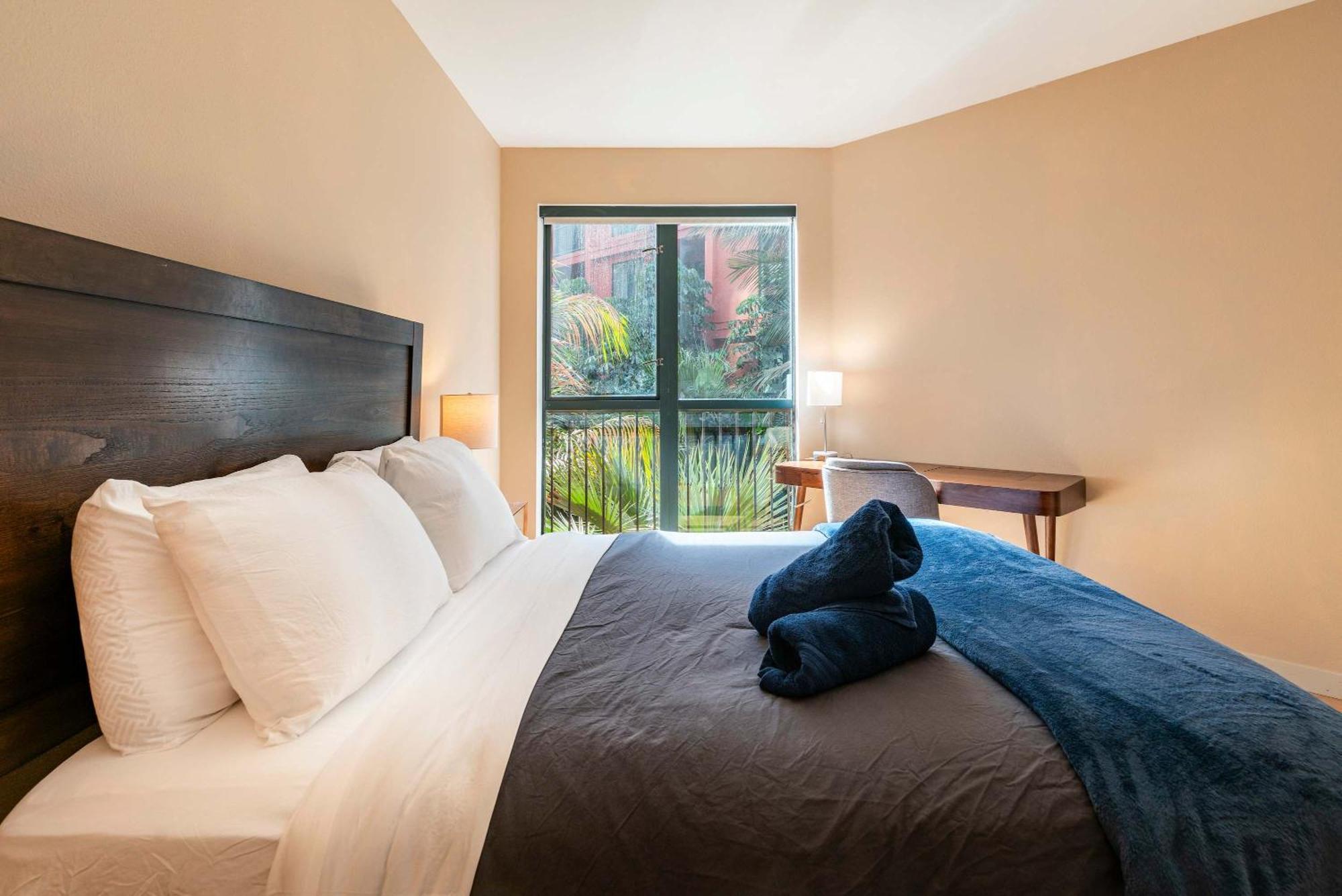 Apartment 2br Hollywood Walk Luxury