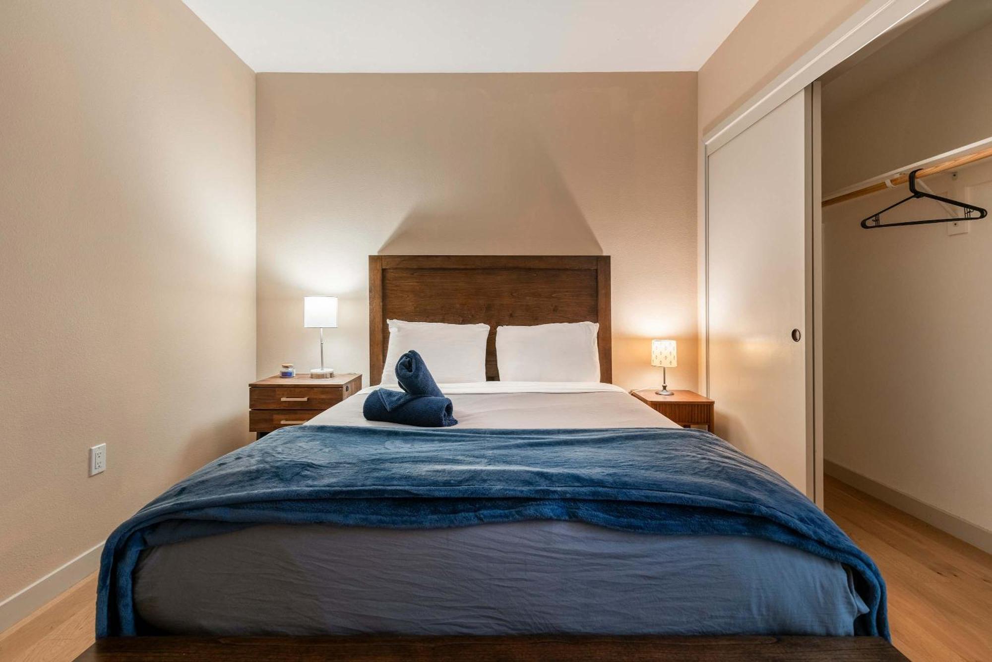2br Hollywood Walk Luxury Apartment