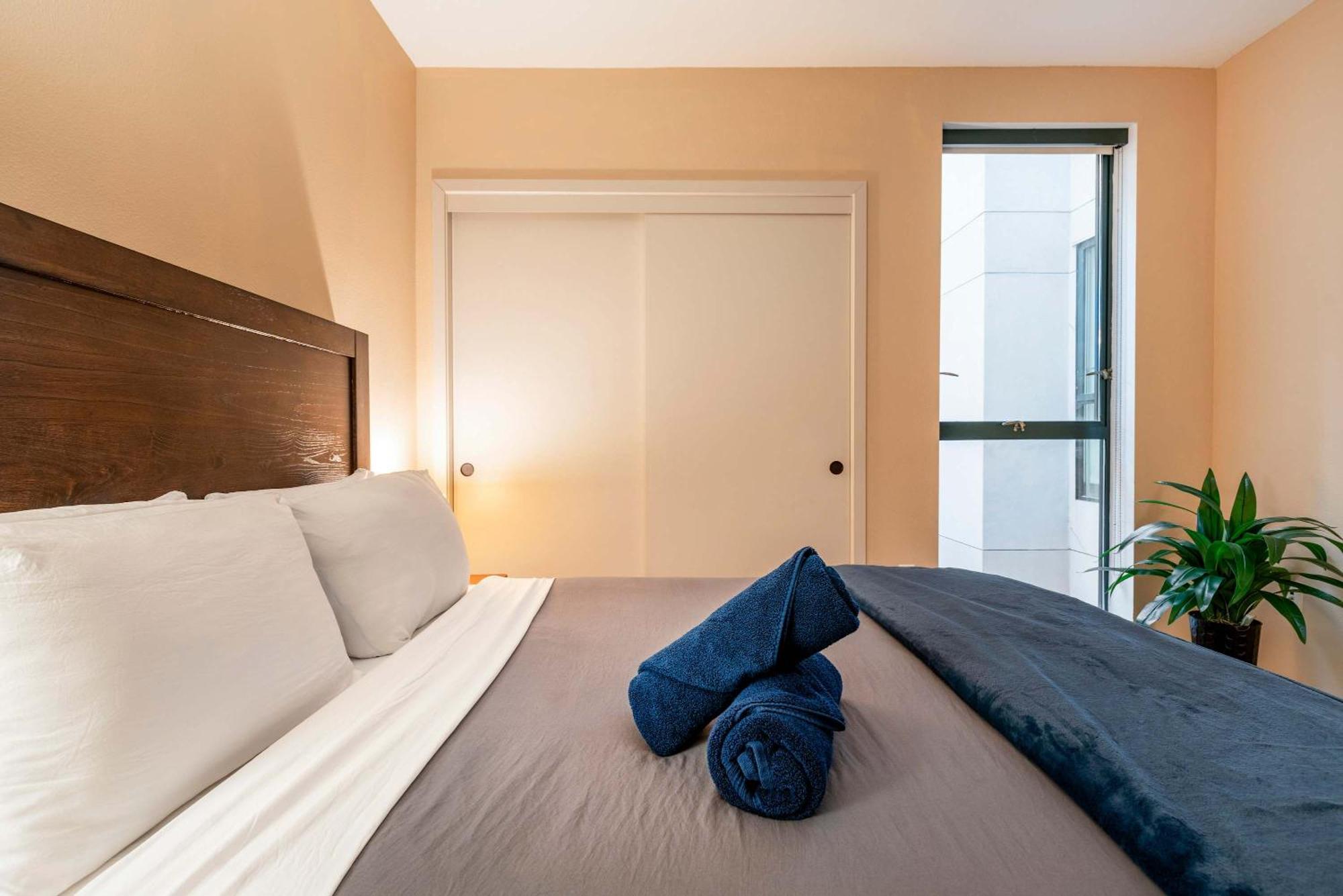 2br Hollywood Walk Luxury Apartment