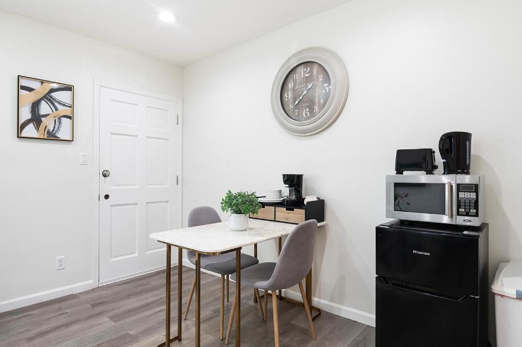 Cozy Ground-floor Near Beverly Hills Dining & Pico Blvd