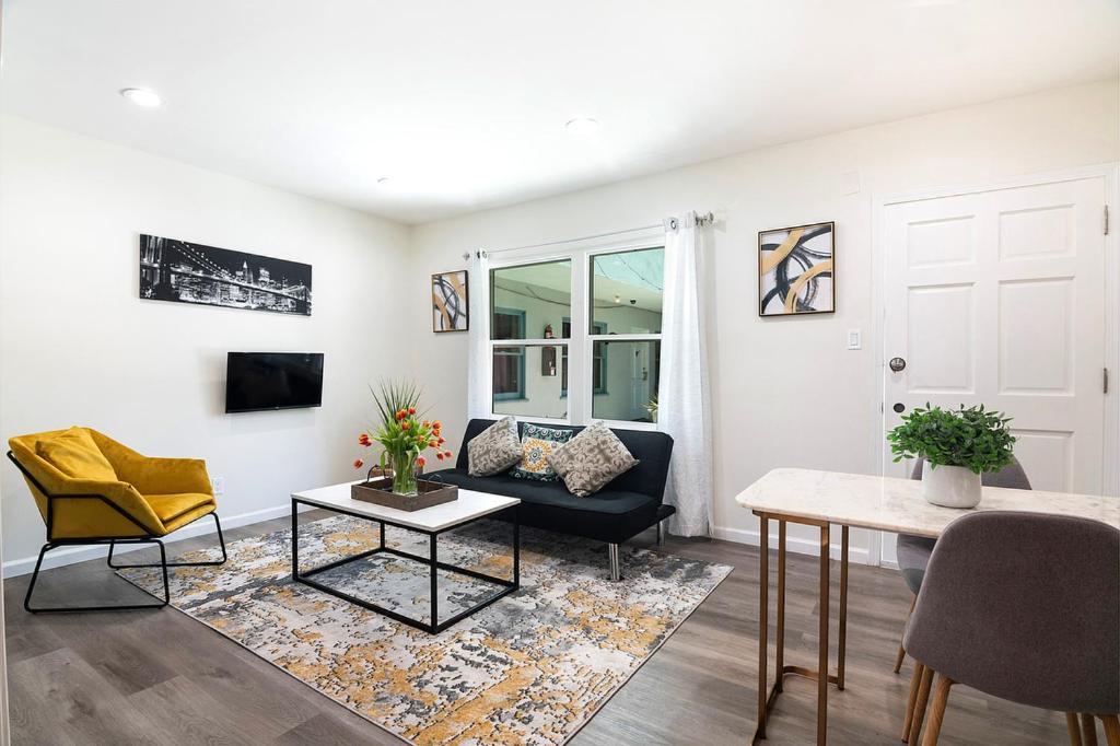Cozy Ground-floor Near Beverly Hills Dining & Pico Blvd Apartment
