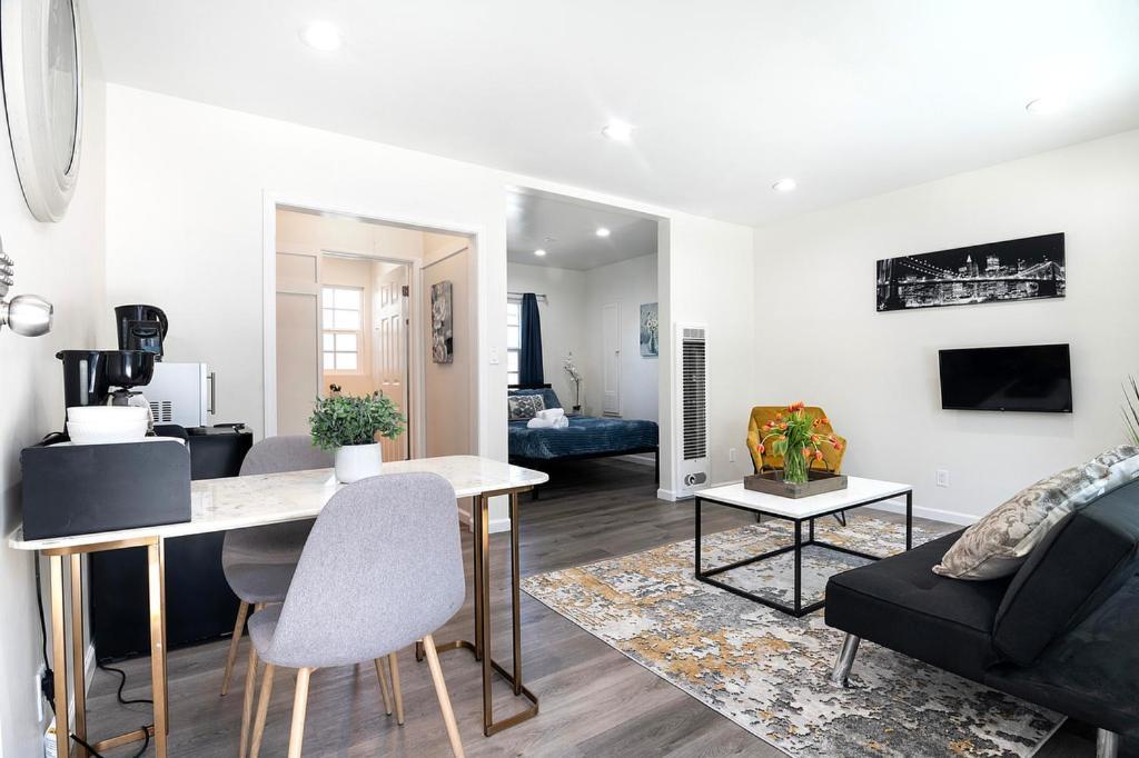 Cozy Ground-floor Near Beverly Hills Dining & Pico Blvd Apartment
