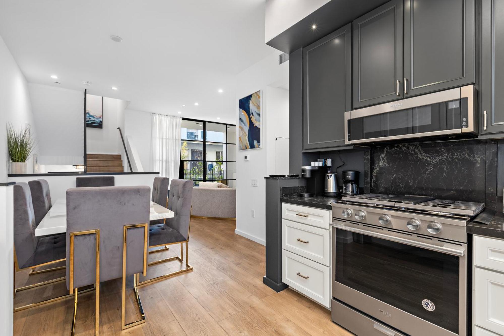 Luxurious 4 King Bedtownhouse With Free Parking And Rooftop Holiday home Los Angeles