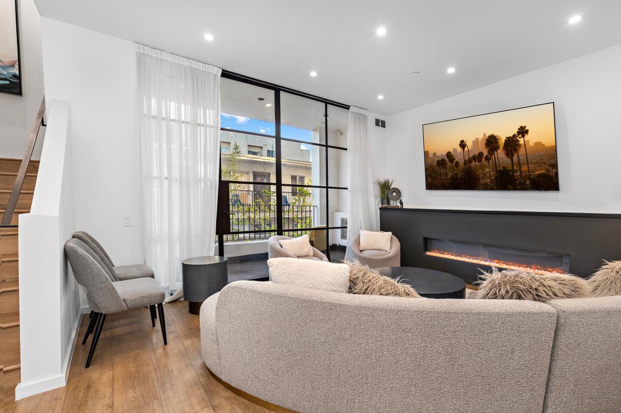 Luxurious 4 King Bedtownhouse With Free Parking And Rooftop Holiday home Los Angeles