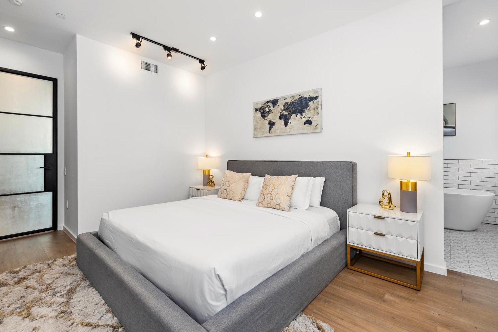 Holiday home Luxurious 4 King Bedtownhouse With Free Parking And Rooftop *