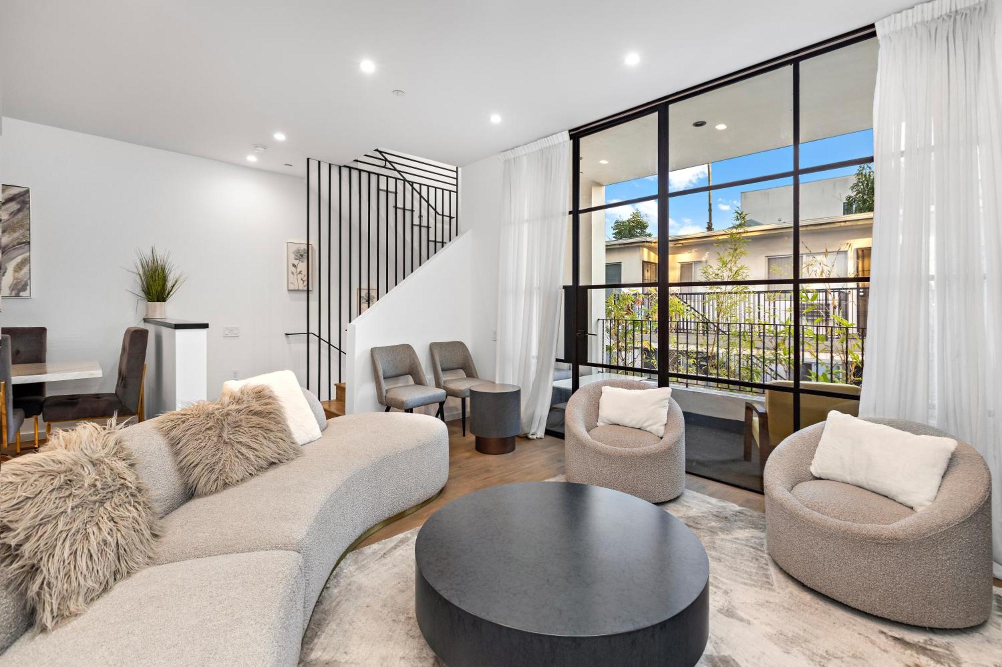Luxurious 4 King Bedtownhouse With Free Parking And Rooftop Holiday home