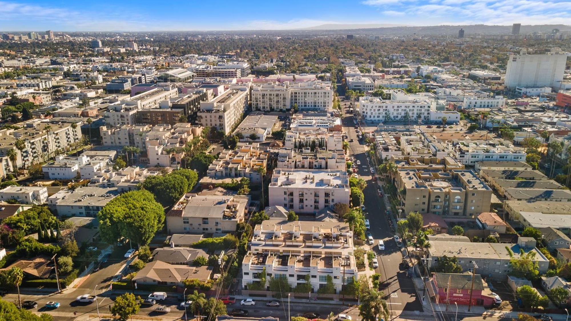 Luxurious 4 King Bedtownhouse With Free Parking And Rooftop Holiday home Los Angeles