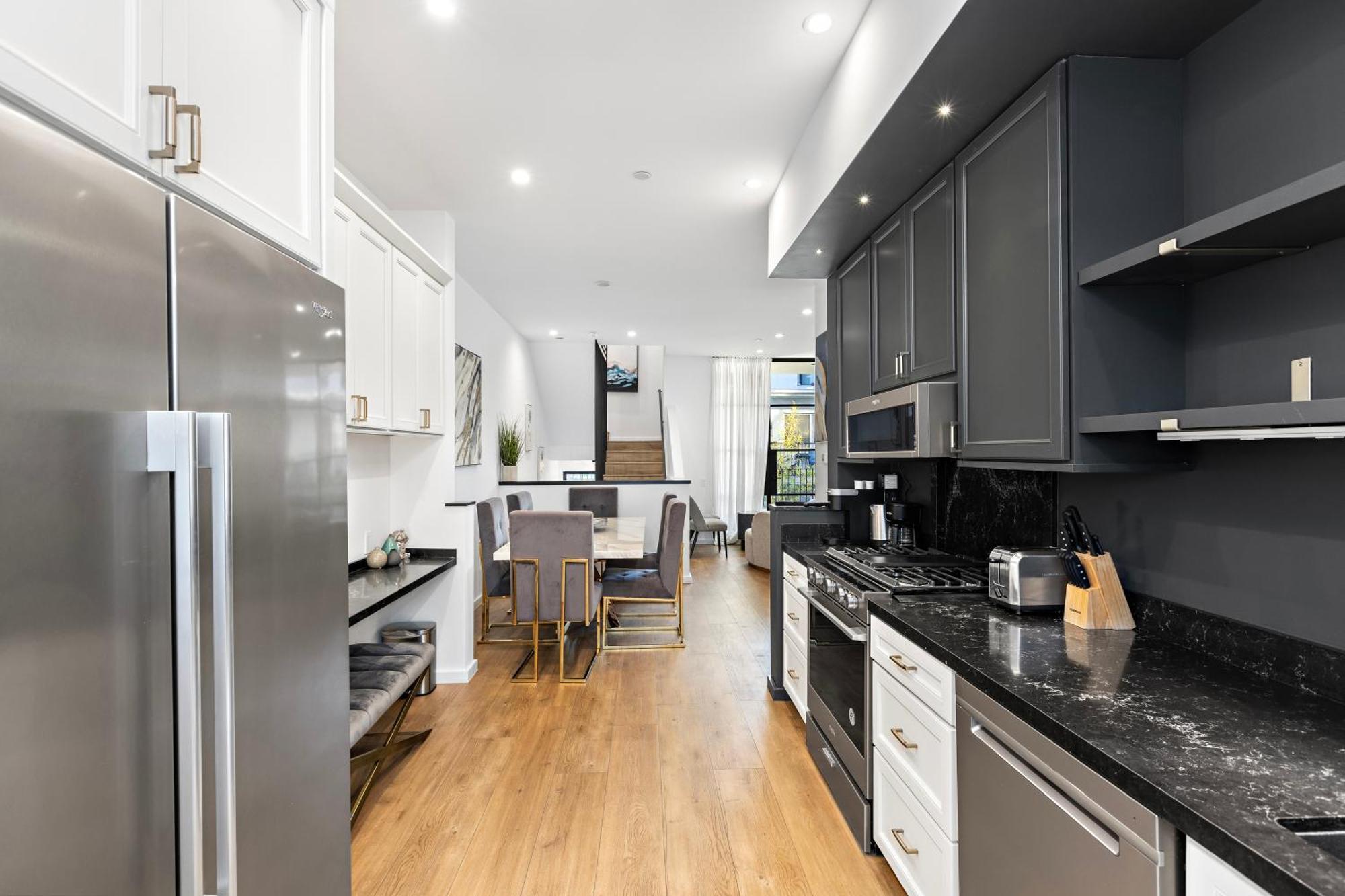 Luxurious 4 King Bedtownhouse With Free Parking And Rooftop Holiday home *