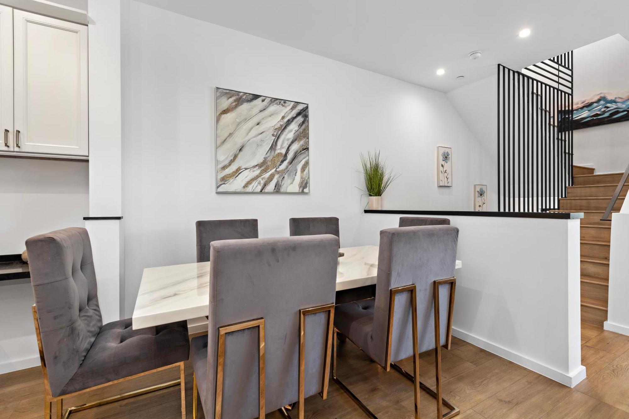 Holiday home Luxurious 4 King Bedtownhouse With Free Parking And Rooftop *