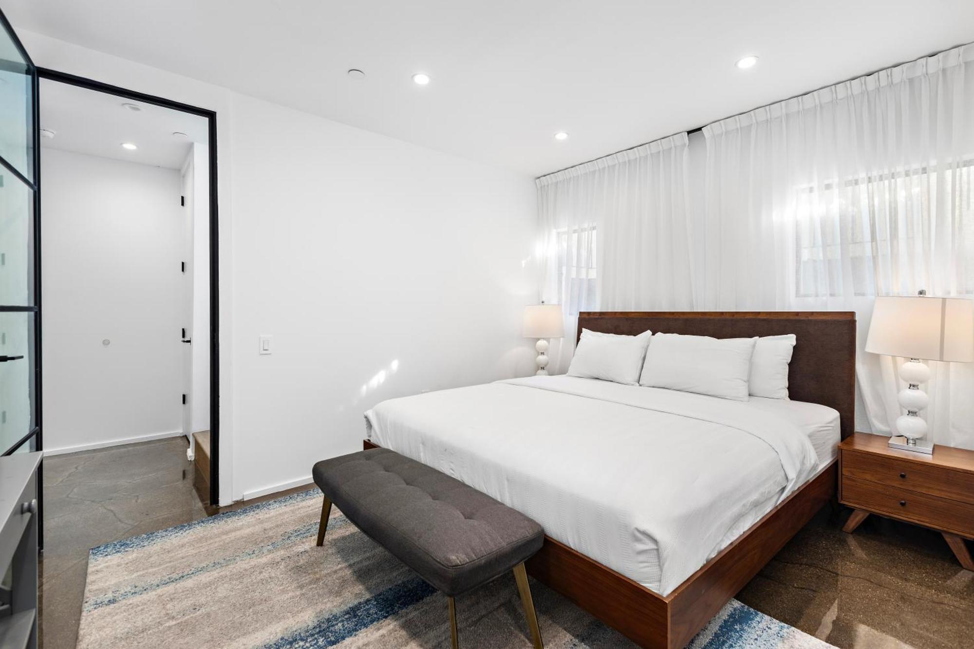 Luxurious 4 King Bedtownhouse With Free Parking And Rooftop Holiday home
