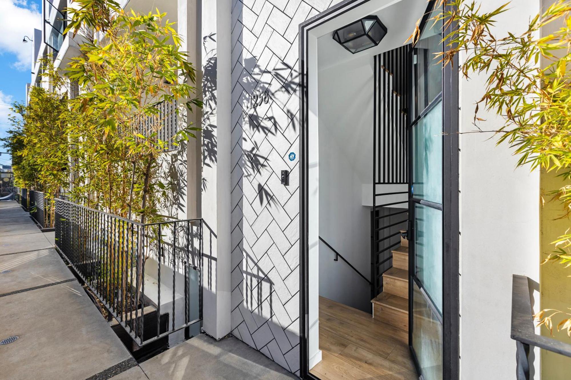 Luxurious 4 King Bedtownhouse With Free Parking And Rooftop Holiday home Los Angeles