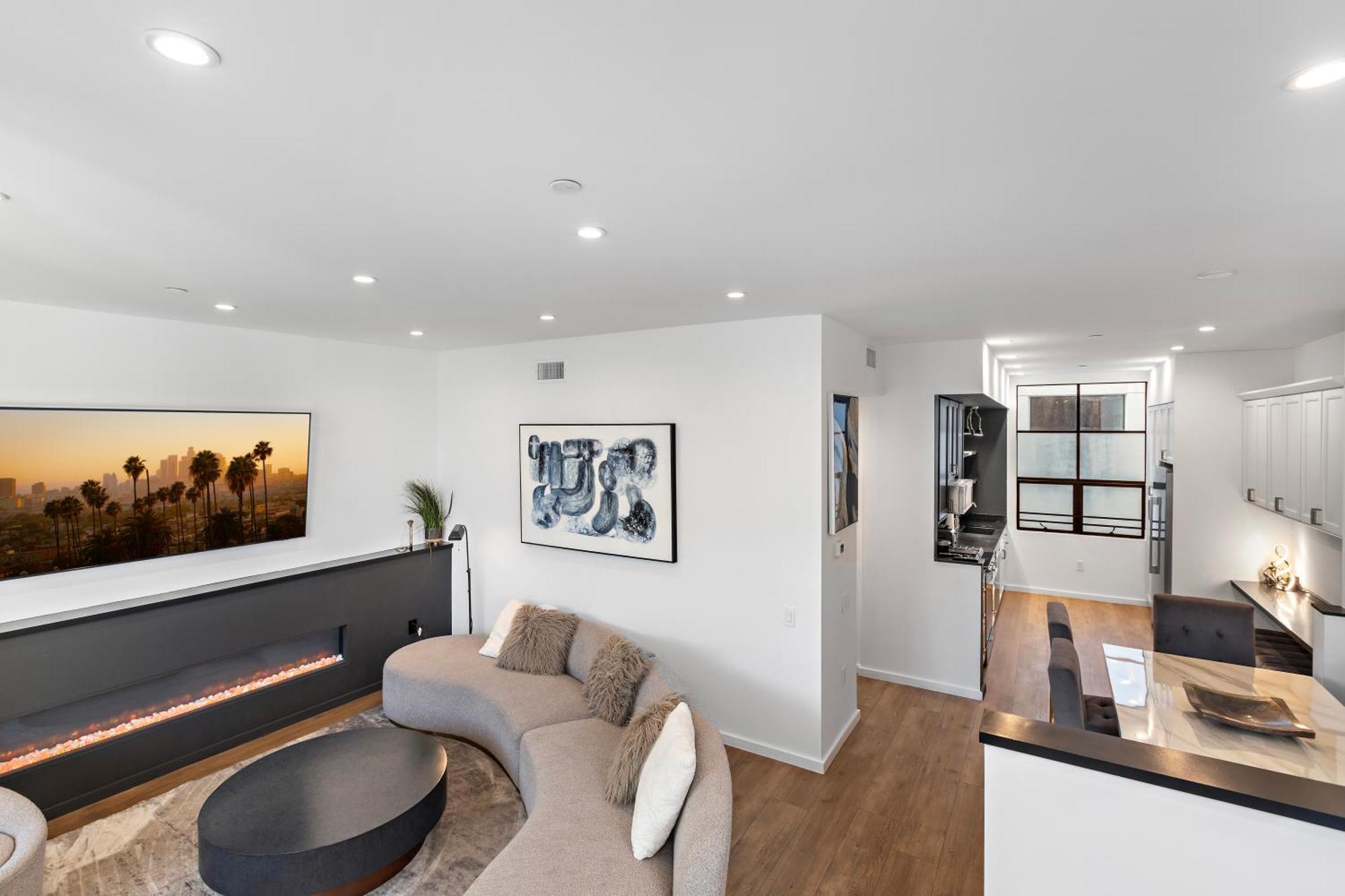 Luxurious 4 King Bedtownhouse With Free Parking And Rooftop Holiday home Los Angeles