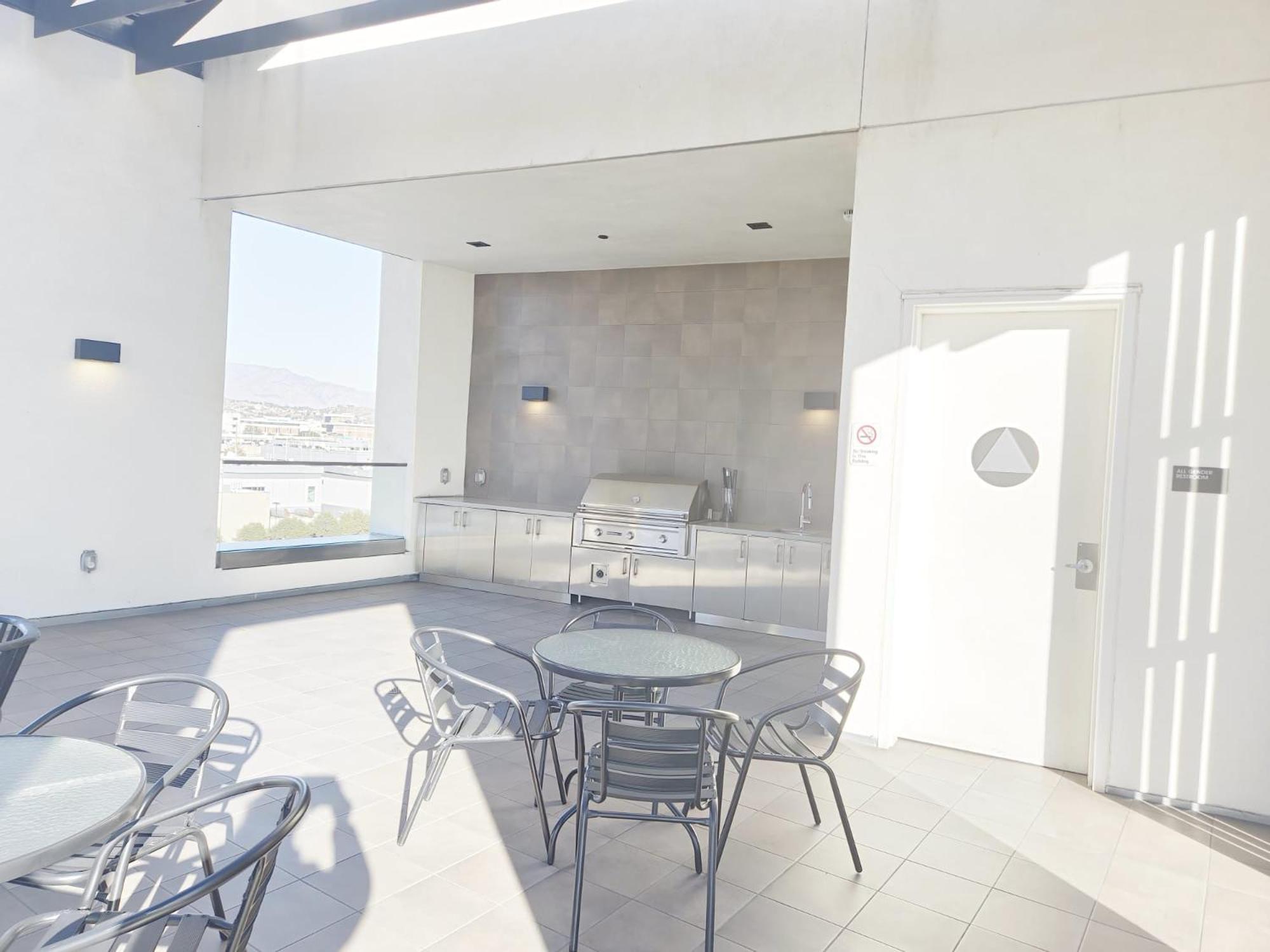Stylish Downtown Escape With Rooftop Views Aparthotel