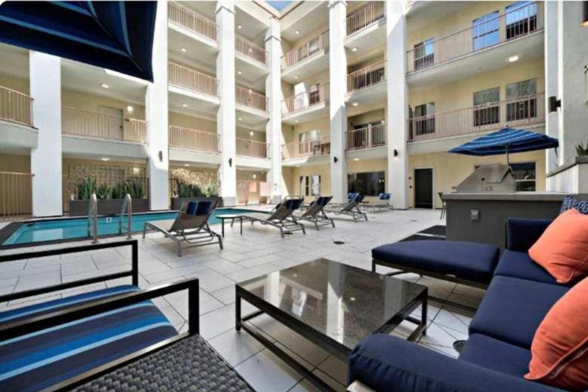 Apartment Bright & Spacious In Iconic La Neighborhood-free Parking