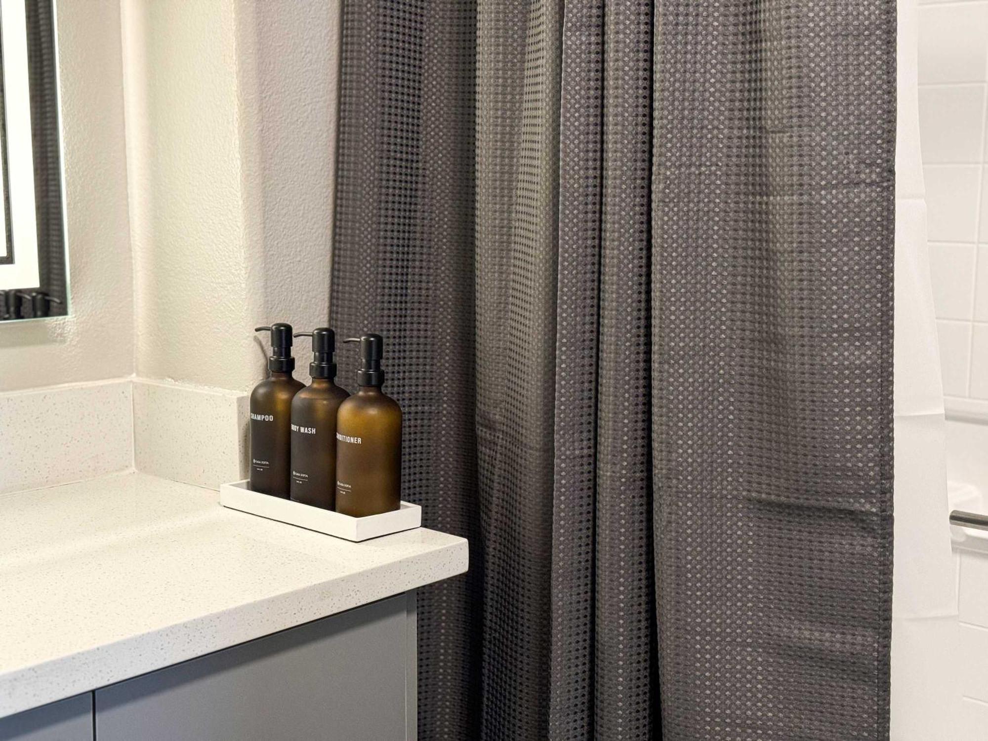 Bright & Spacious In Iconic La Neighborhood-free Parking Apartment Los Angeles