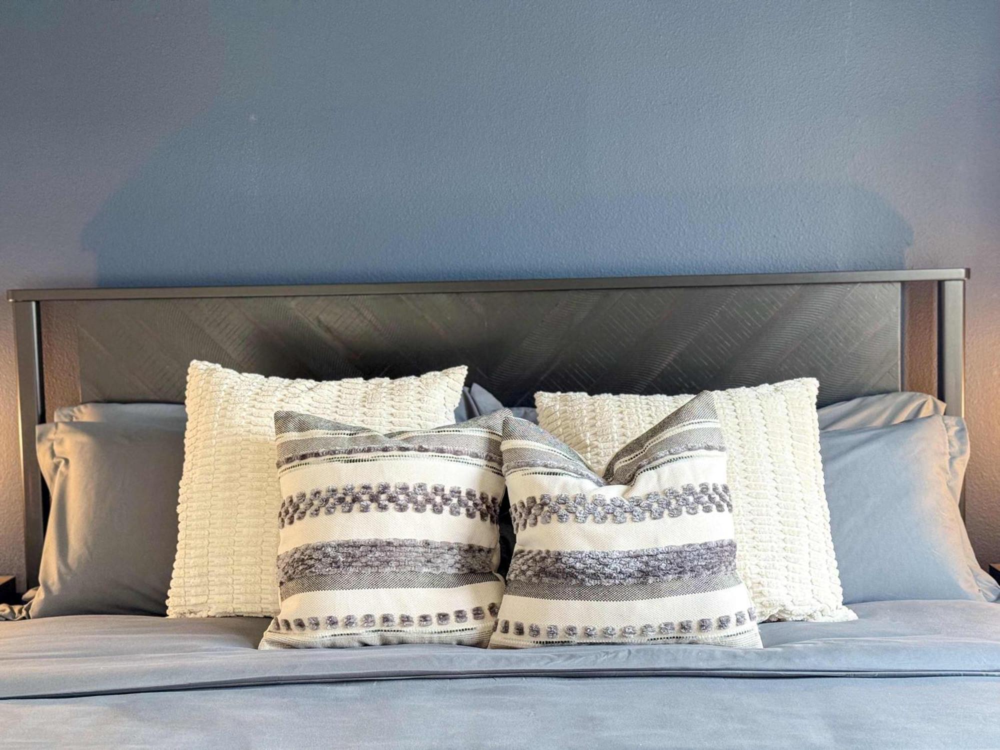 Bright & Spacious In Iconic La Neighborhood-free Parking *