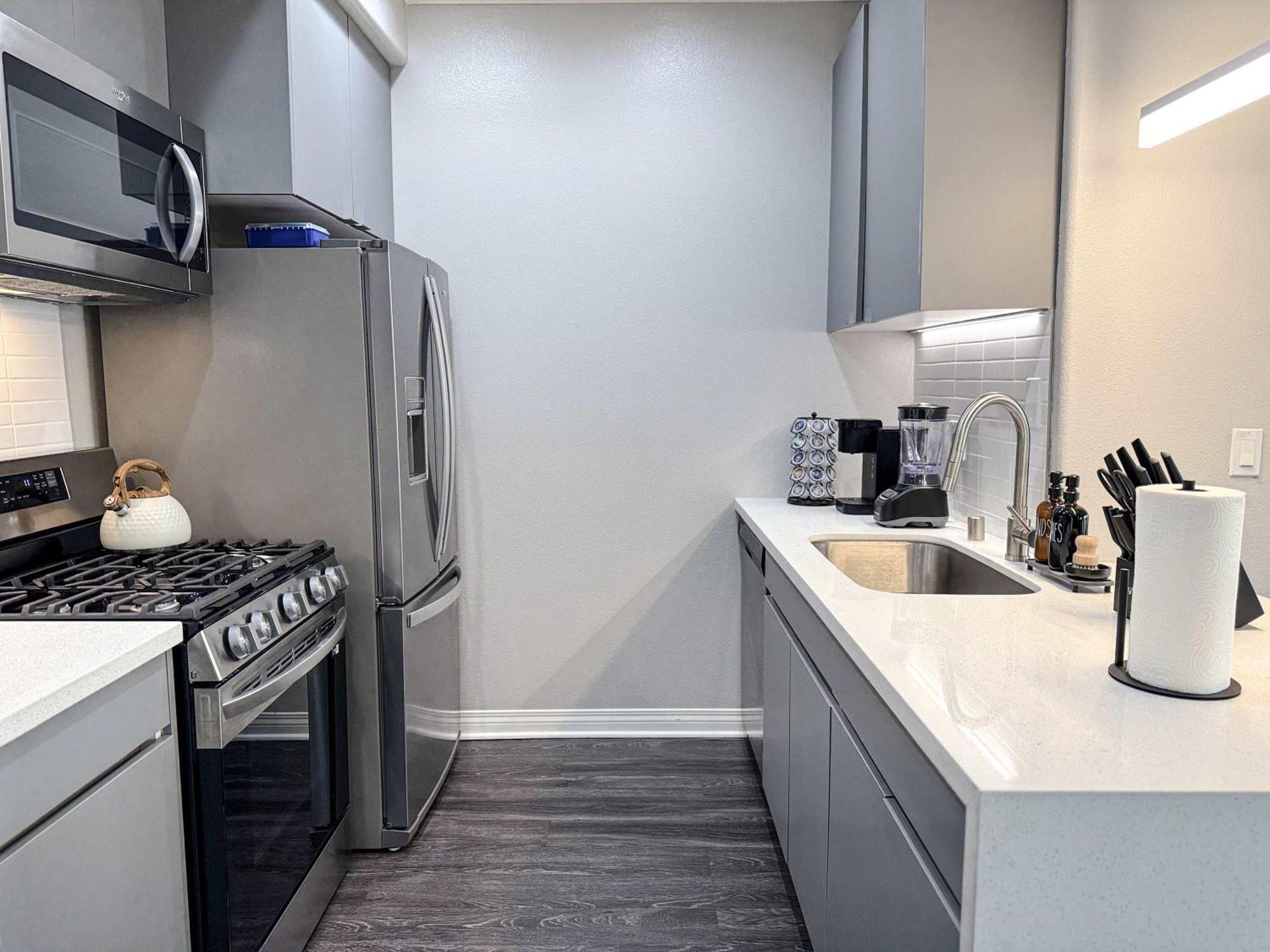 Apartment Bright & Spacious In Iconic La Neighborhood-free Parking *