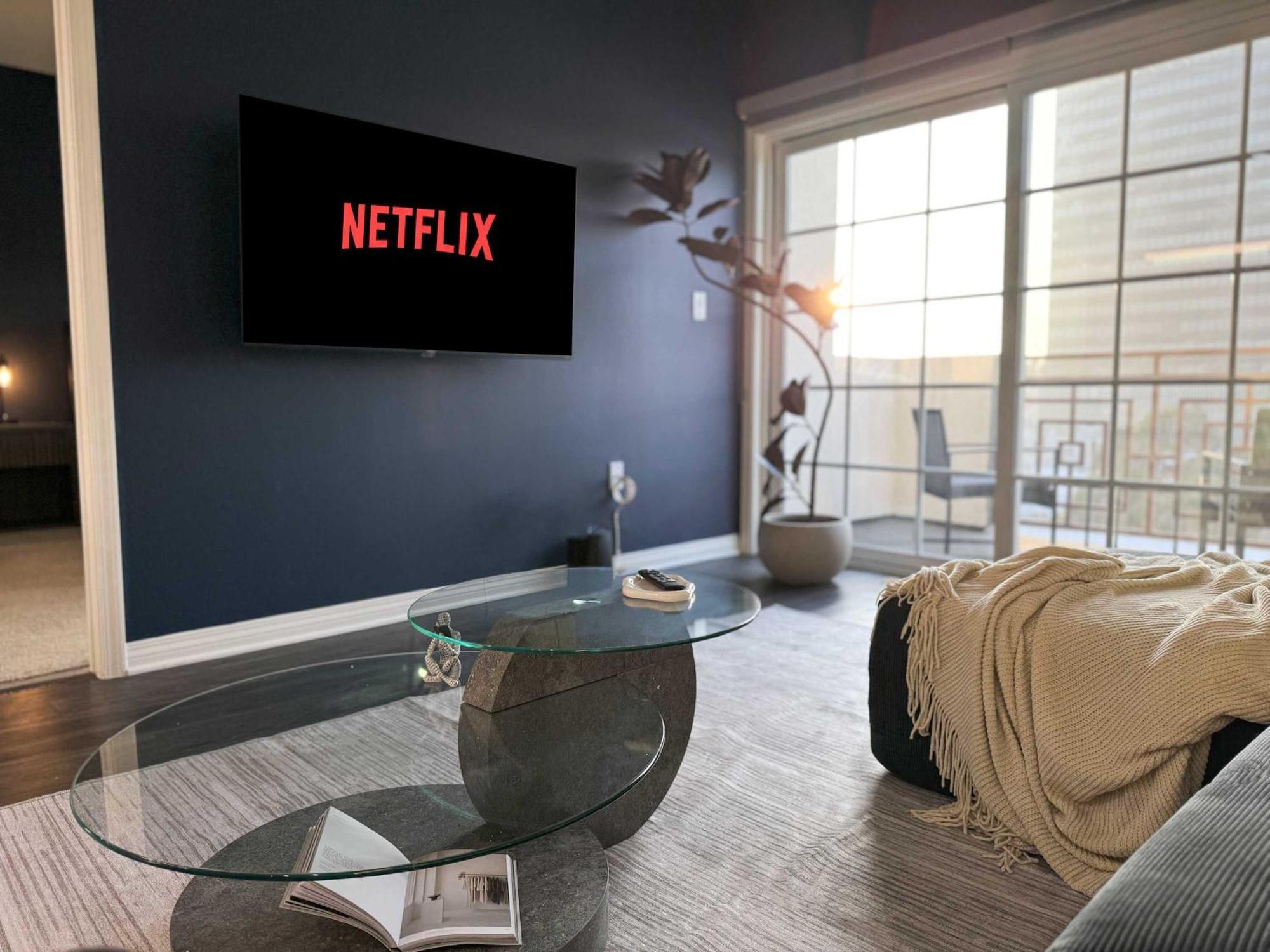 Bright & Spacious In Iconic La Neighborhood-free Parking Apartment