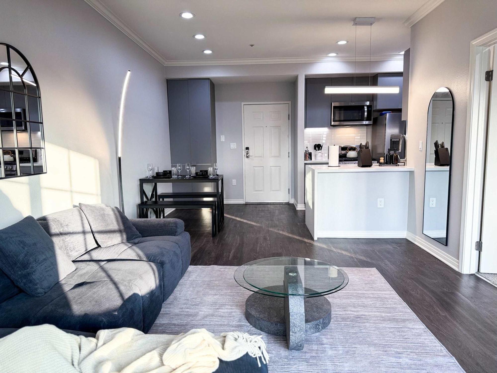 Apartment Bright & Spacious In Iconic La Neighborhood-free Parking