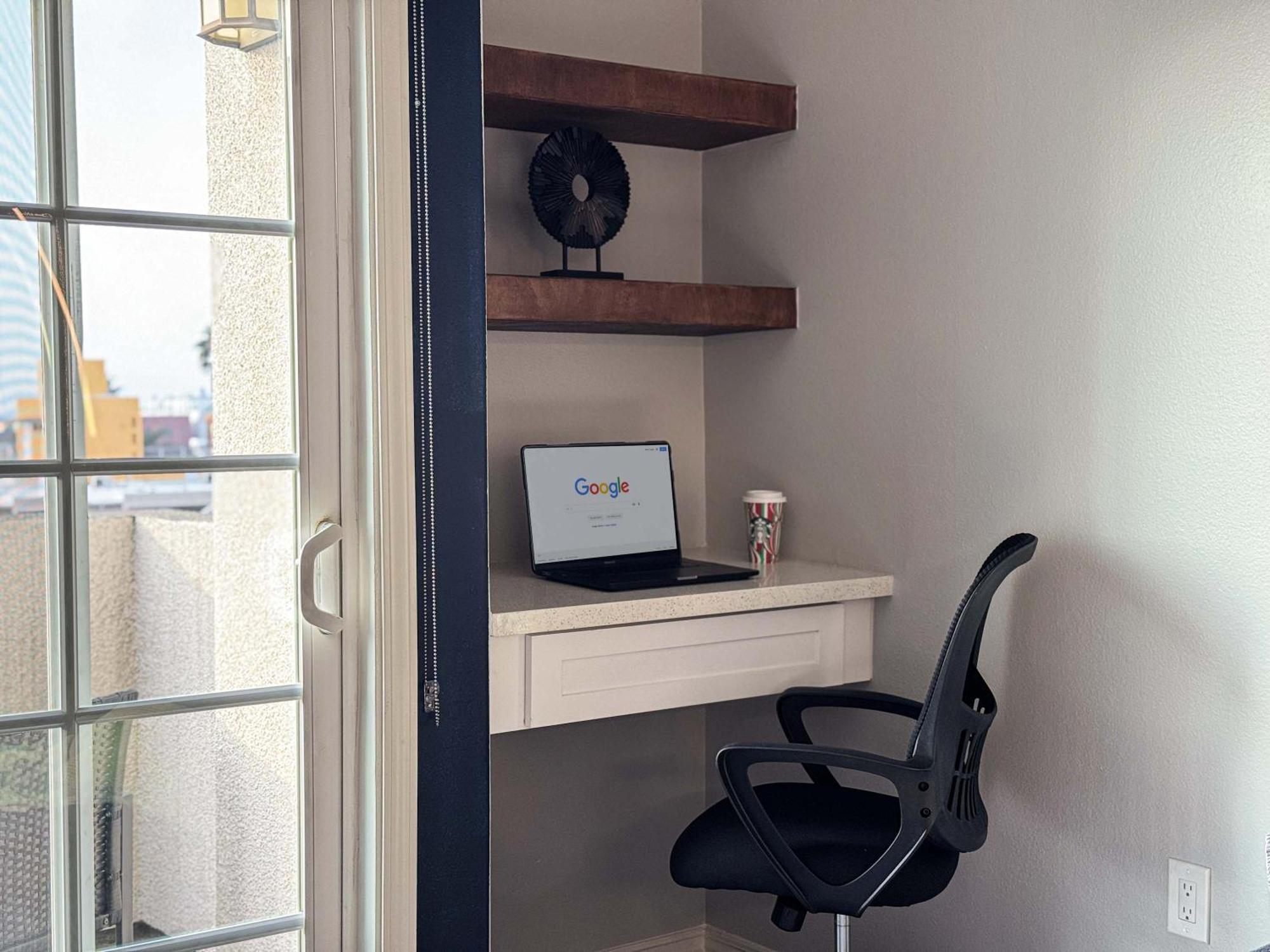 Bright & Spacious In Iconic La Neighborhood-free Parking Apartment
