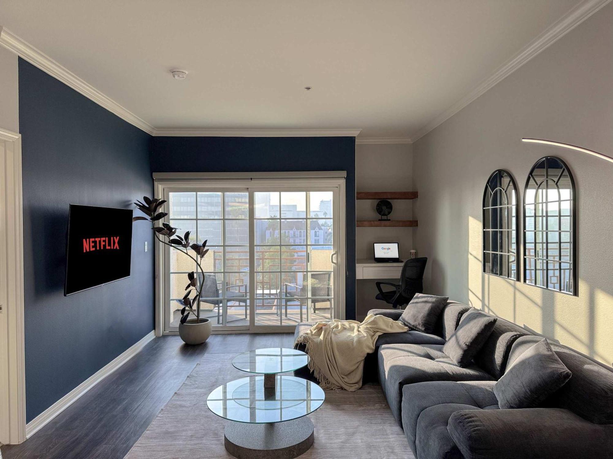 Bright & Spacious In Iconic La Neighborhood-free Parking