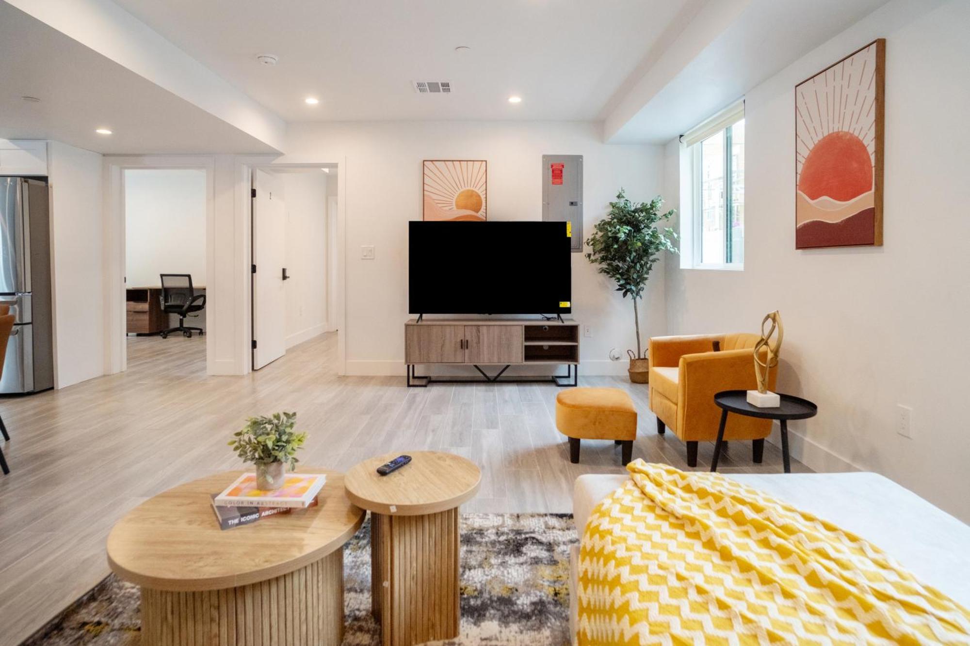 Cozy Urban Retreat Near Downtown La & Usc - Private With Shared Living And Kitchen Guest house Los Angeles