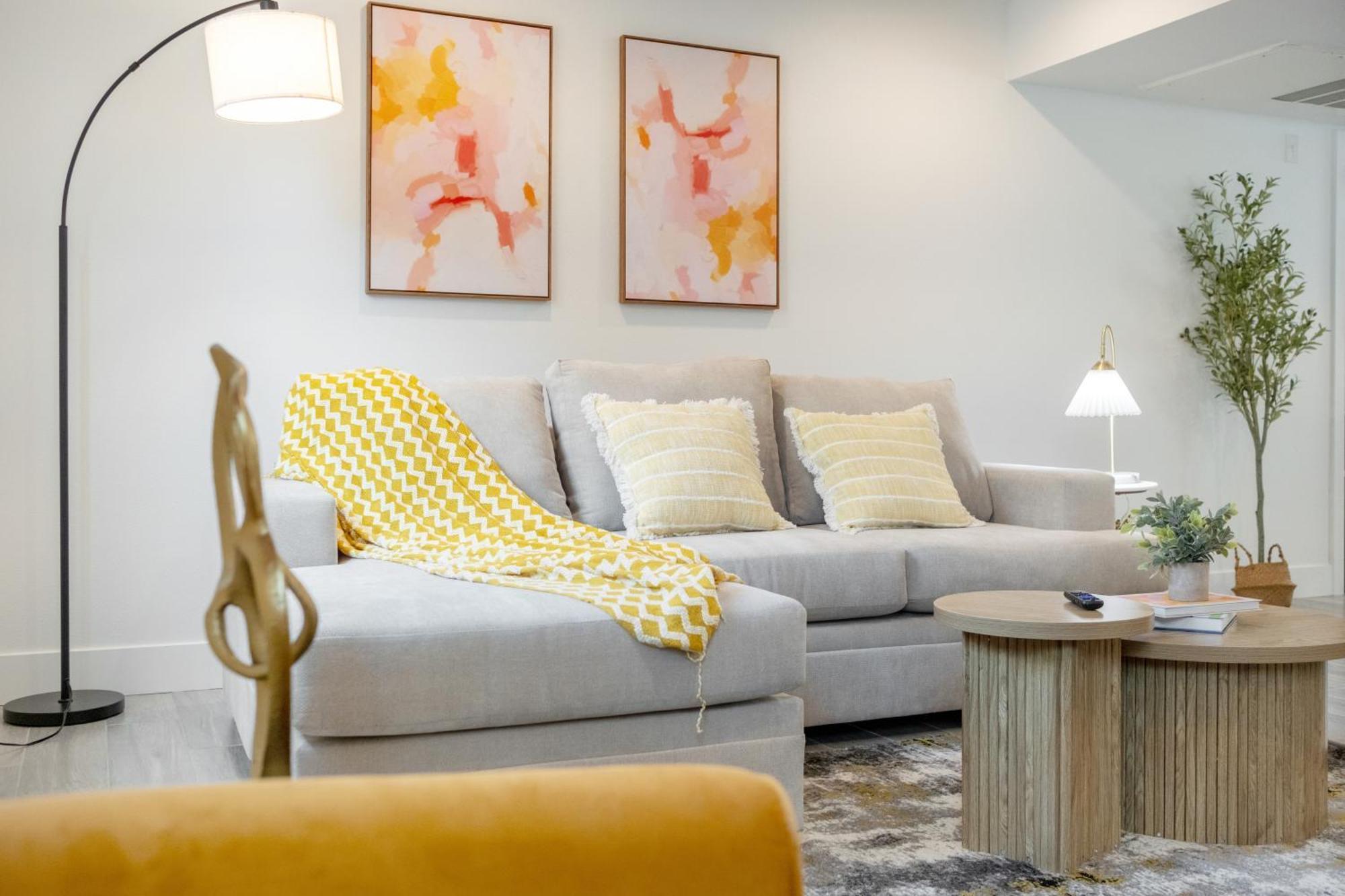 Guest house Cozy Urban Retreat Near Downtown La & Usc - Private With Shared Living And Kitchen