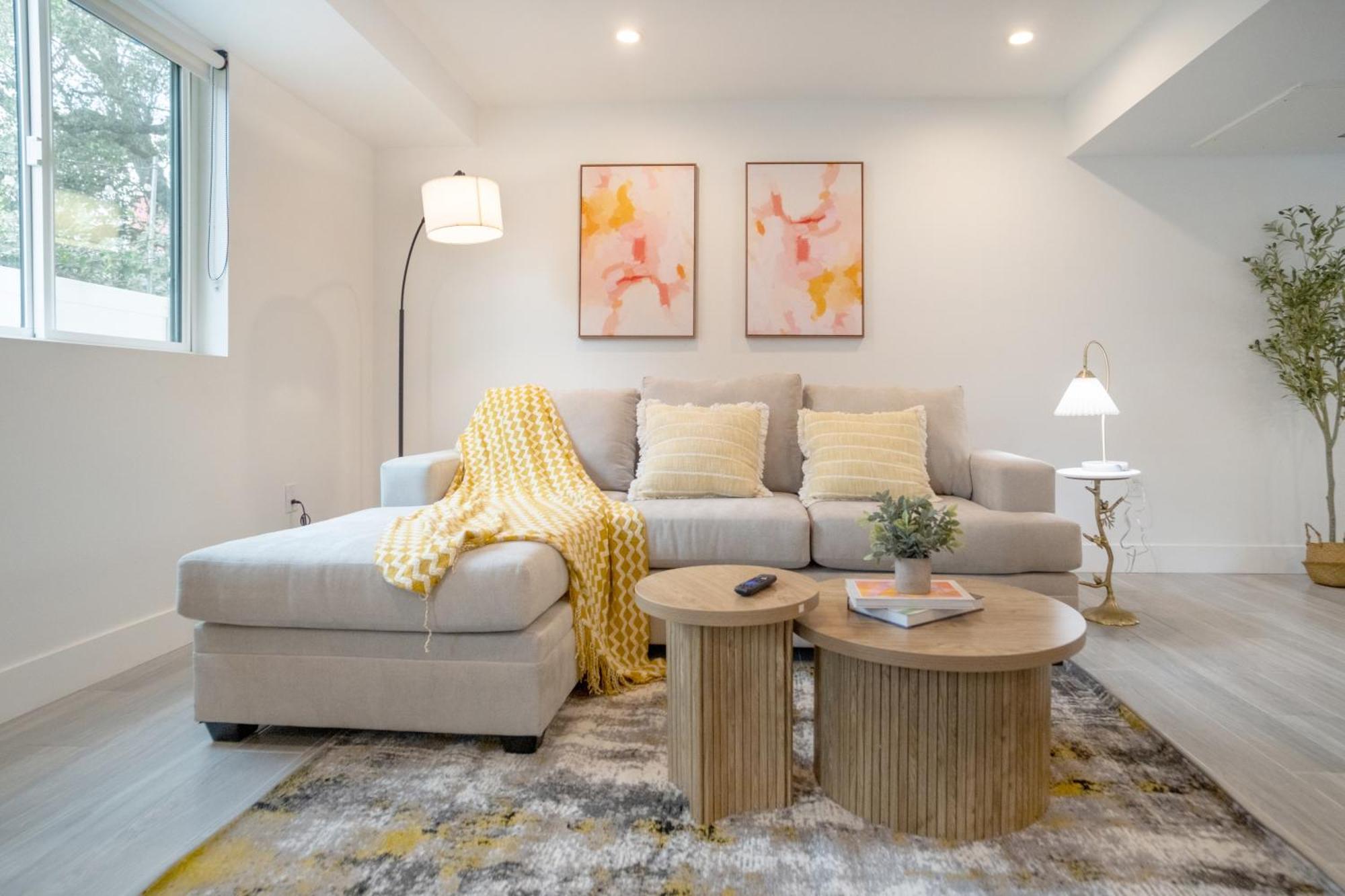 Guest house Cozy Urban Retreat Near Downtown La & Usc - Private With Shared Living And Kitchen