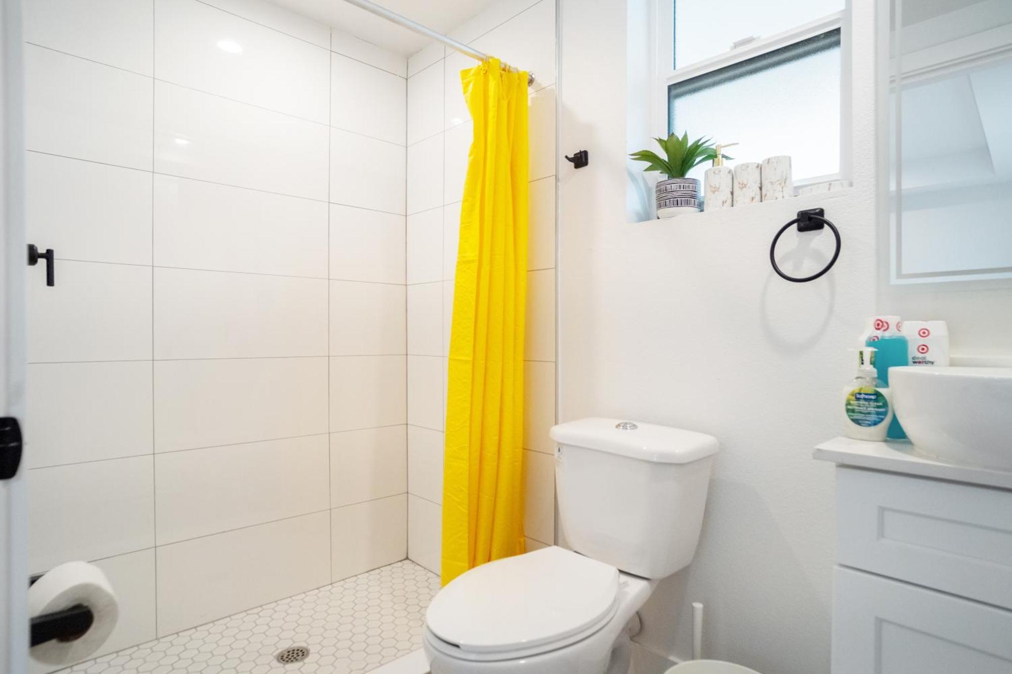 Cozy Urban Retreat Near Downtown La & Usc - Private With Shared Living And Kitchen Guest house Los Angeles