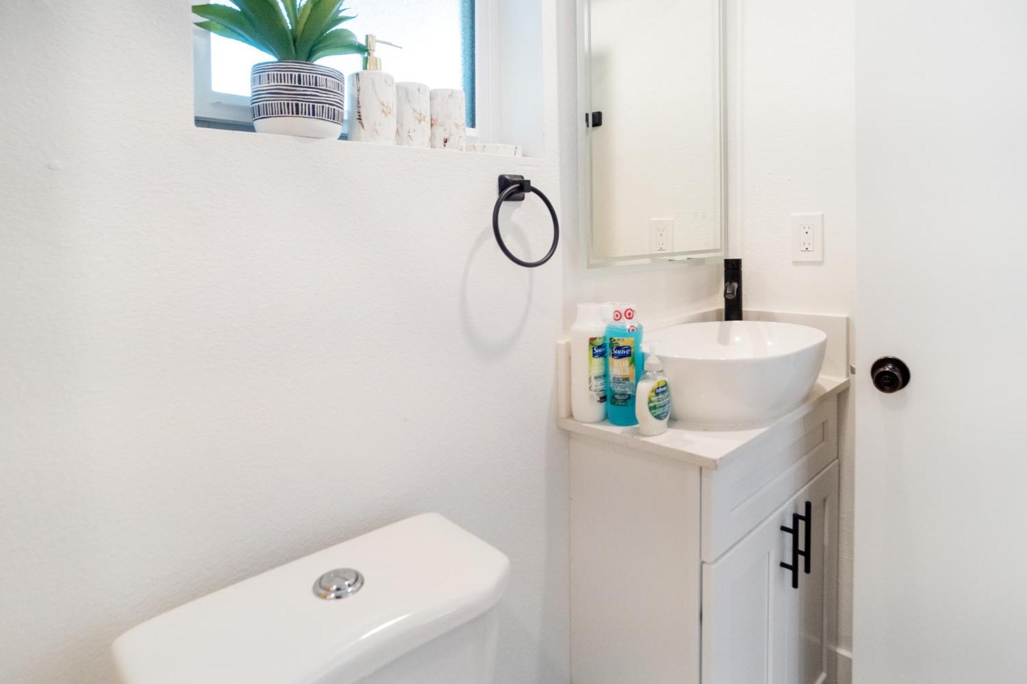 Guest house Cozy Urban Retreat Near Downtown La & Usc - Private With Shared Living And Kitchen