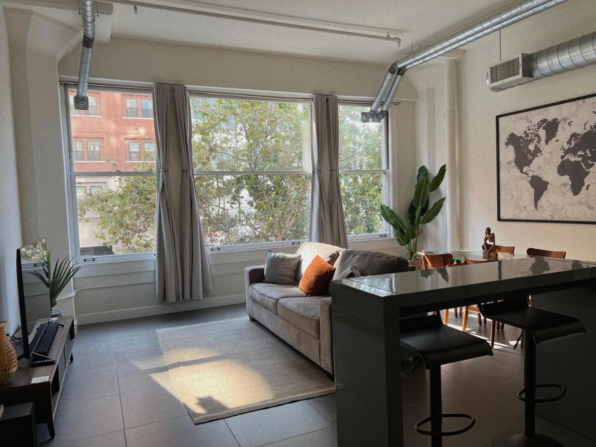 Modern Loft-rooftop Pool, Spa, Gym & Free Parking Apartment *