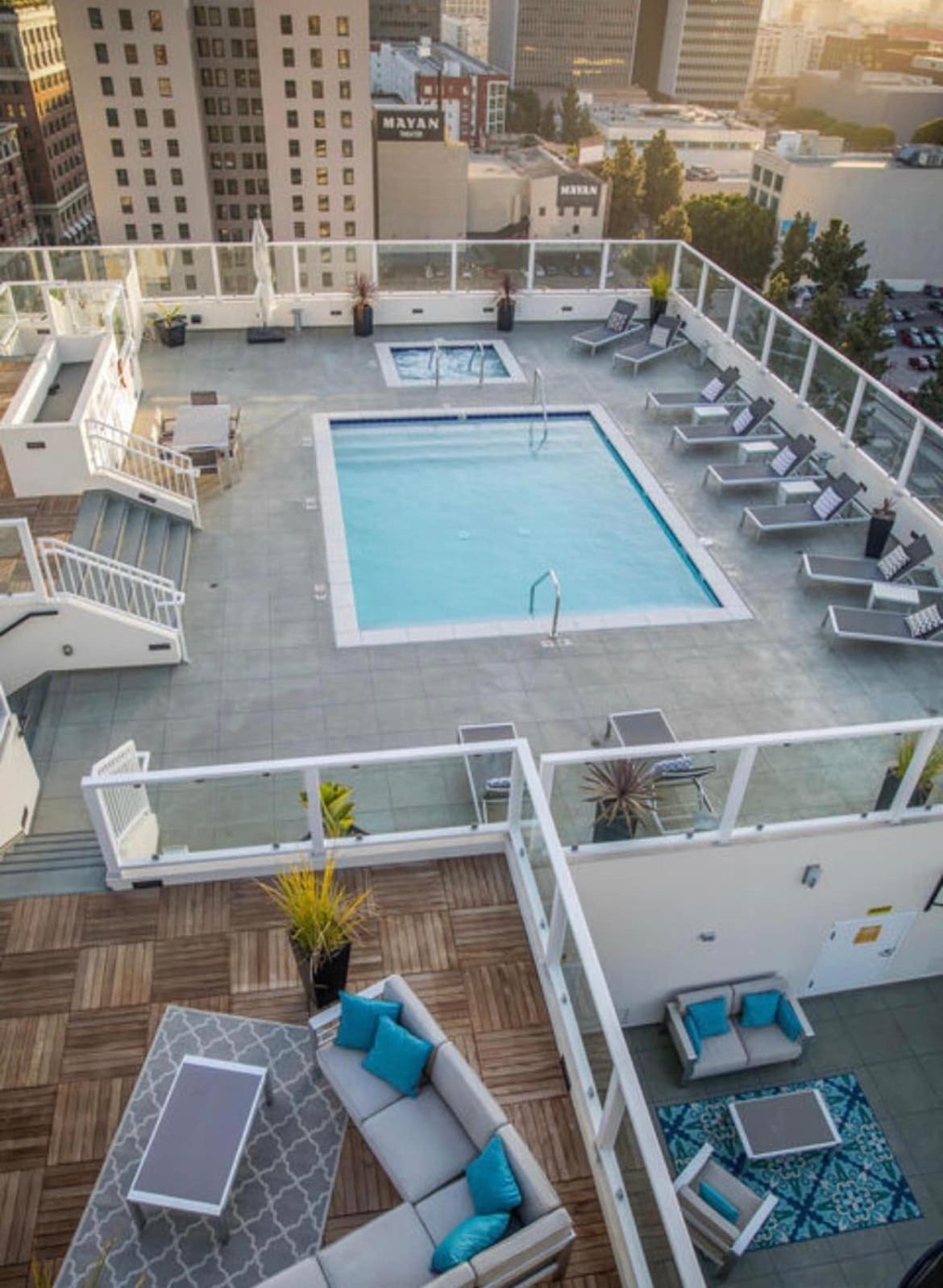 Modern Loft-rooftop Pool, Spa, Gym & Free Parking *