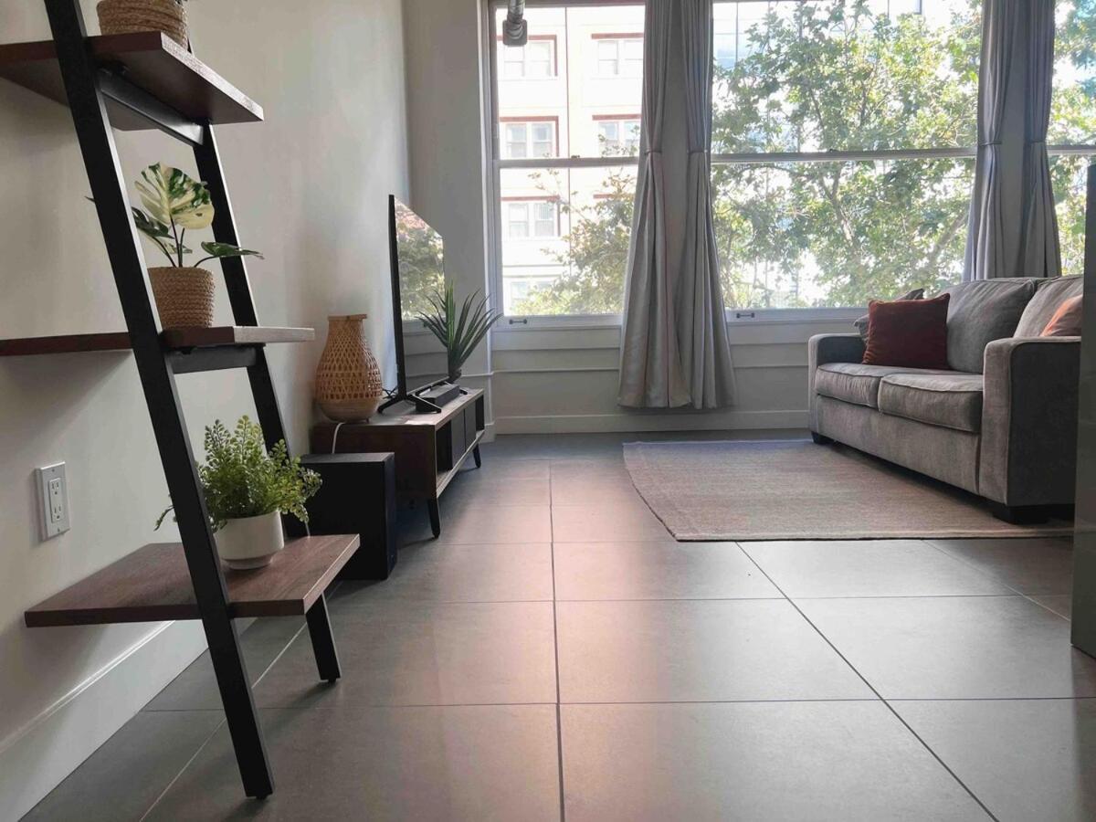 Modern Loft-rooftop Pool, Spa, Gym & Free Parking *