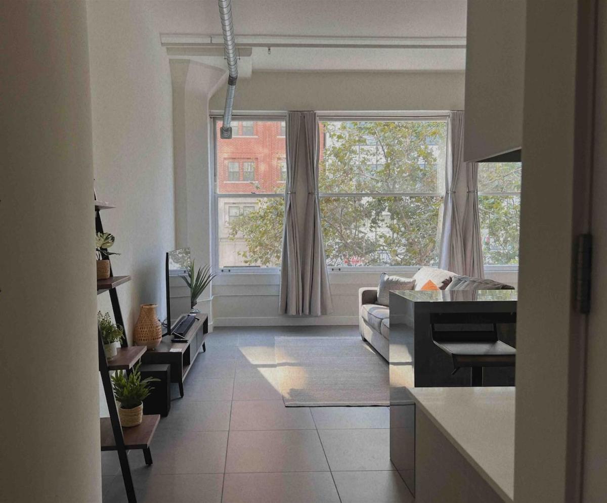 Modern Loft-rooftop Pool, Spa, Gym & Free Parking Apartment