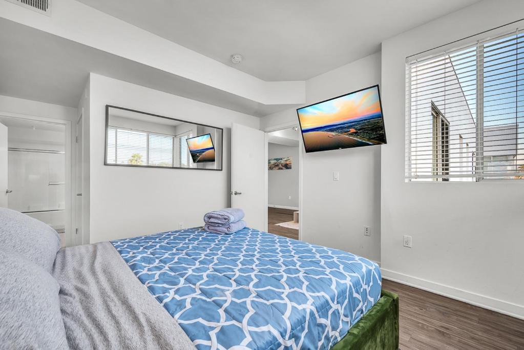 Santa Monica 2 Bed/ 2 Bath *