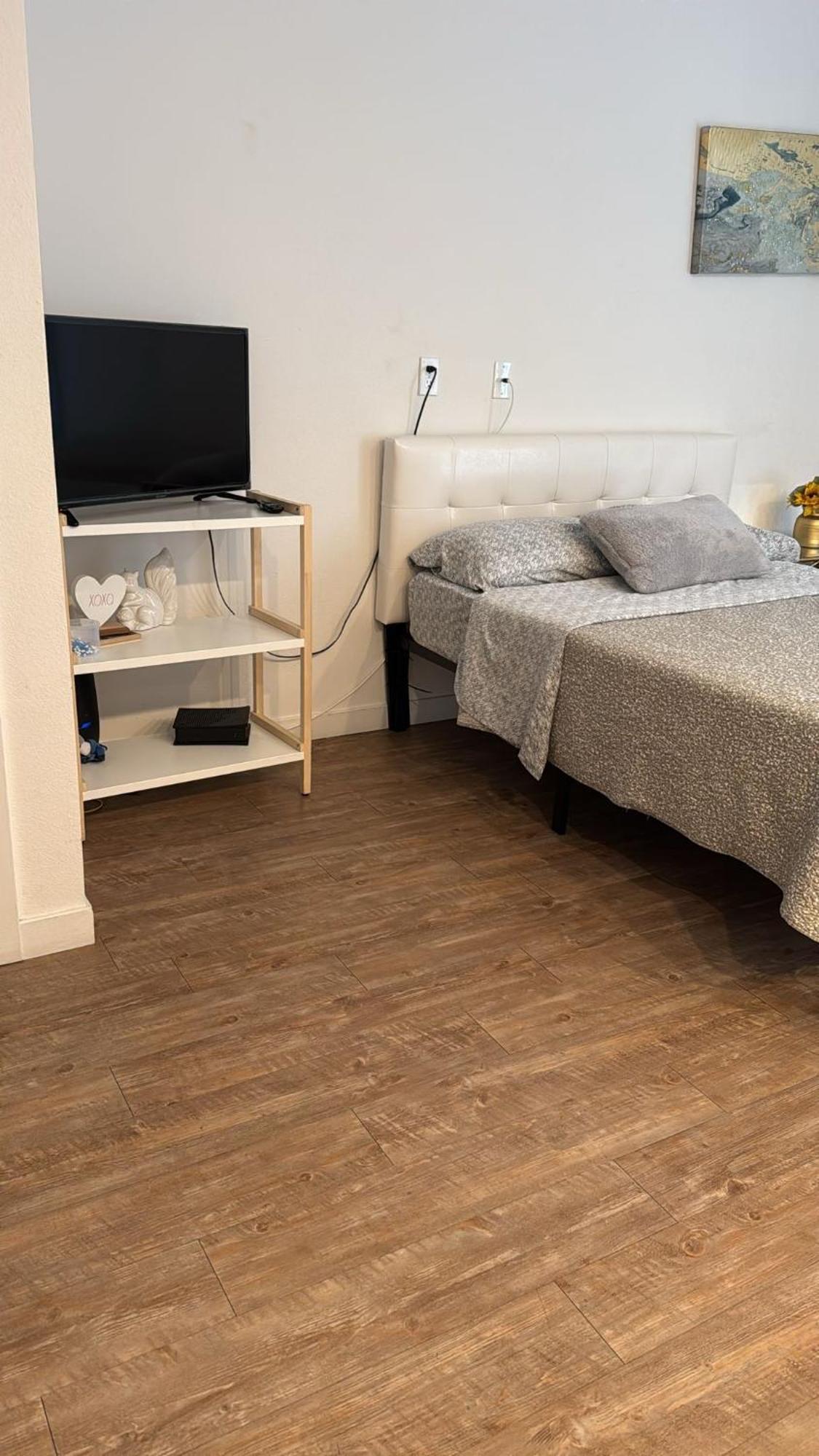 Incredible Hollywood Loft Free Parking Apartment