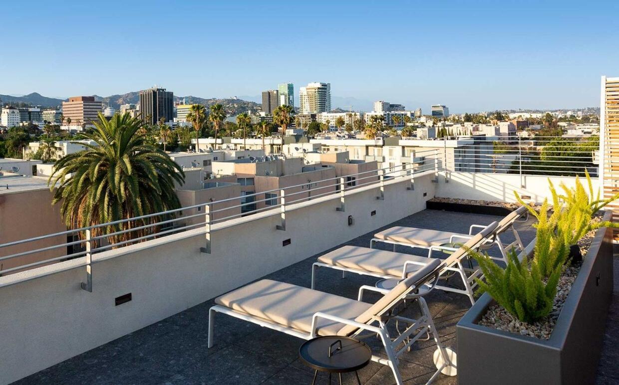 Spacious 3bd 3ba With Iconic Hollywood Sign Views From Balcony & Roofdeck! Los Angeles