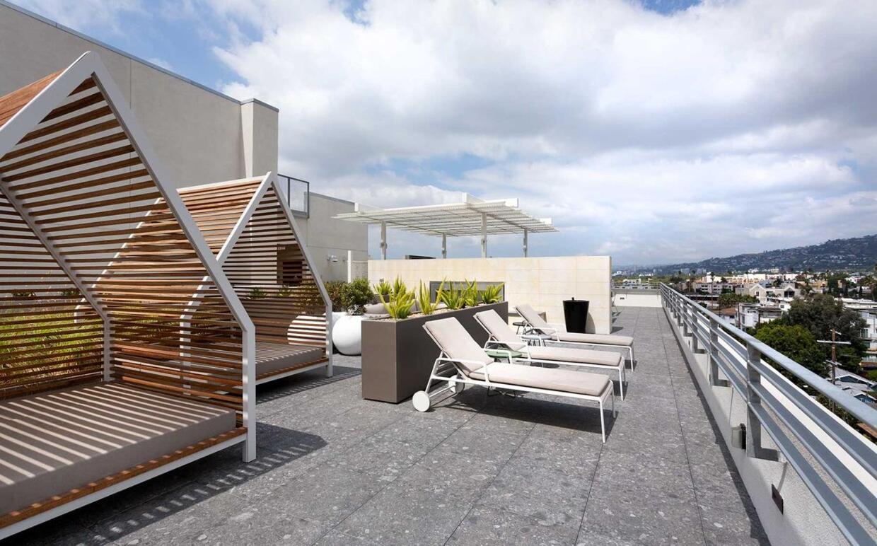 Spacious 3bd 3ba With Iconic Hollywood Sign Views From Balcony & Roofdeck! * Los Angeles