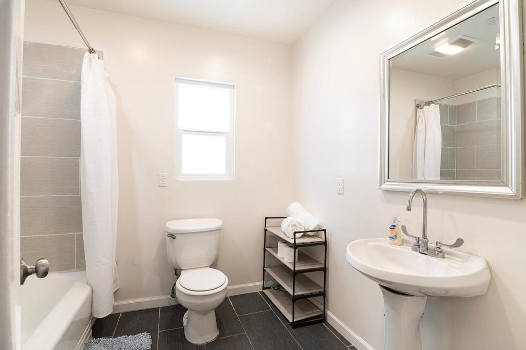Comfortable 1-bedroom Near Beverly Hills And La Attractions Apartment *