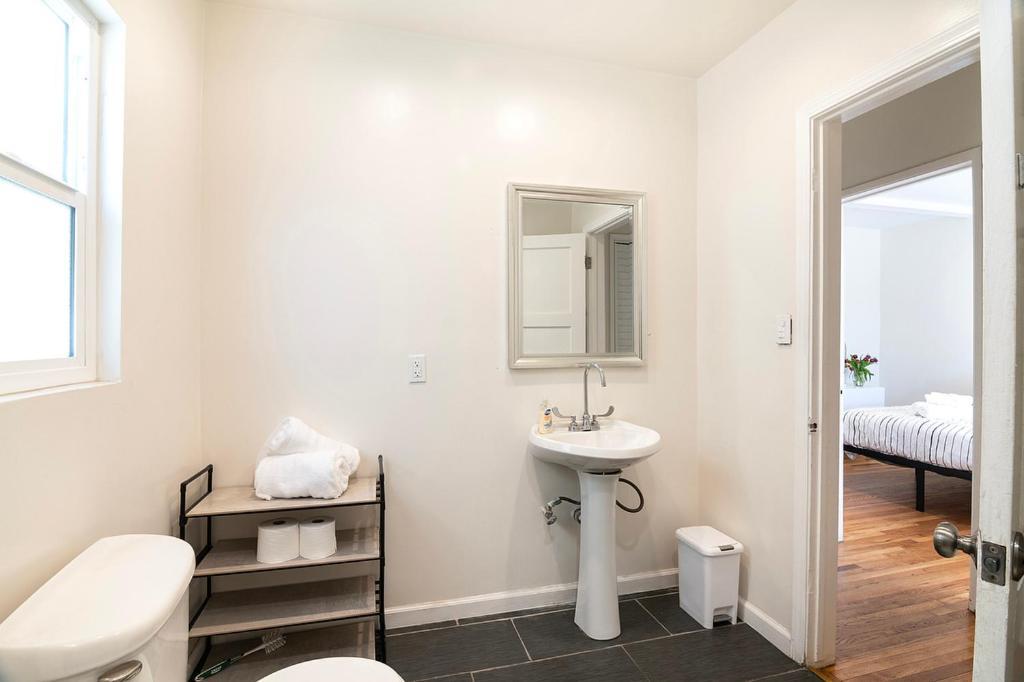 Comfortable 1-bedroom Near Beverly Hills And La Attractions *