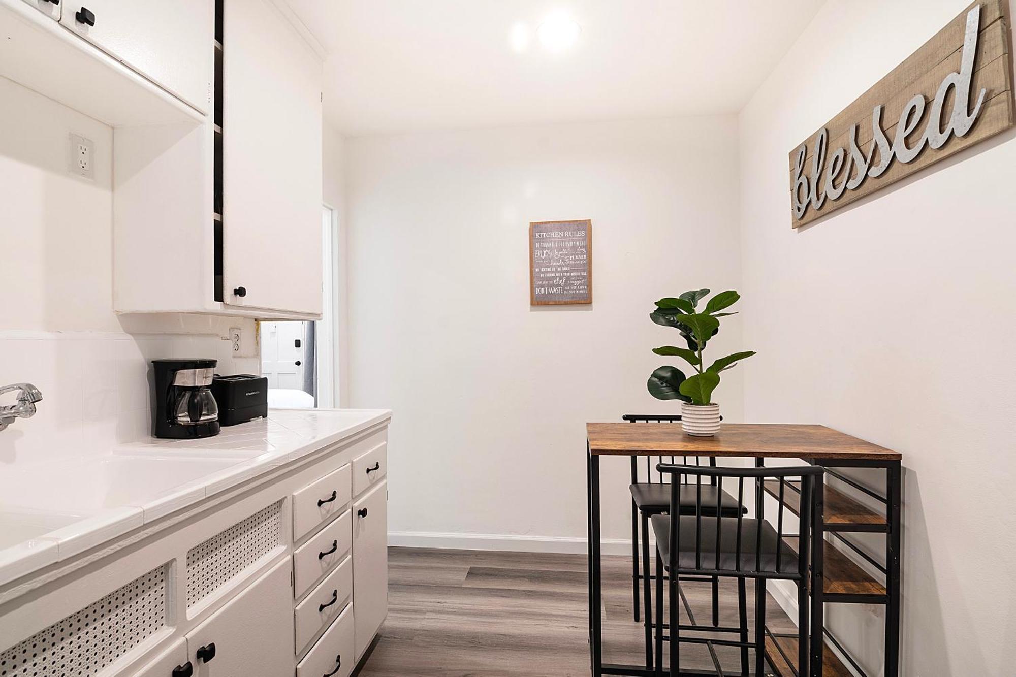 Charming 2nd-floor Near Beverly Hills And La Attractions *