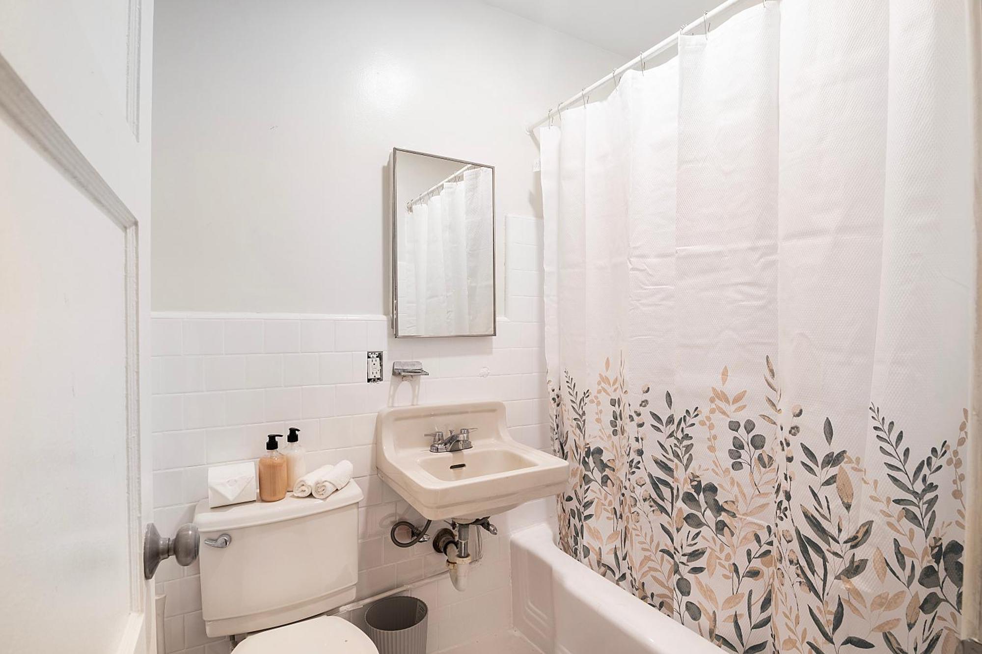 Charming 2nd-floor Near Beverly Hills And La Attractions Apartment *