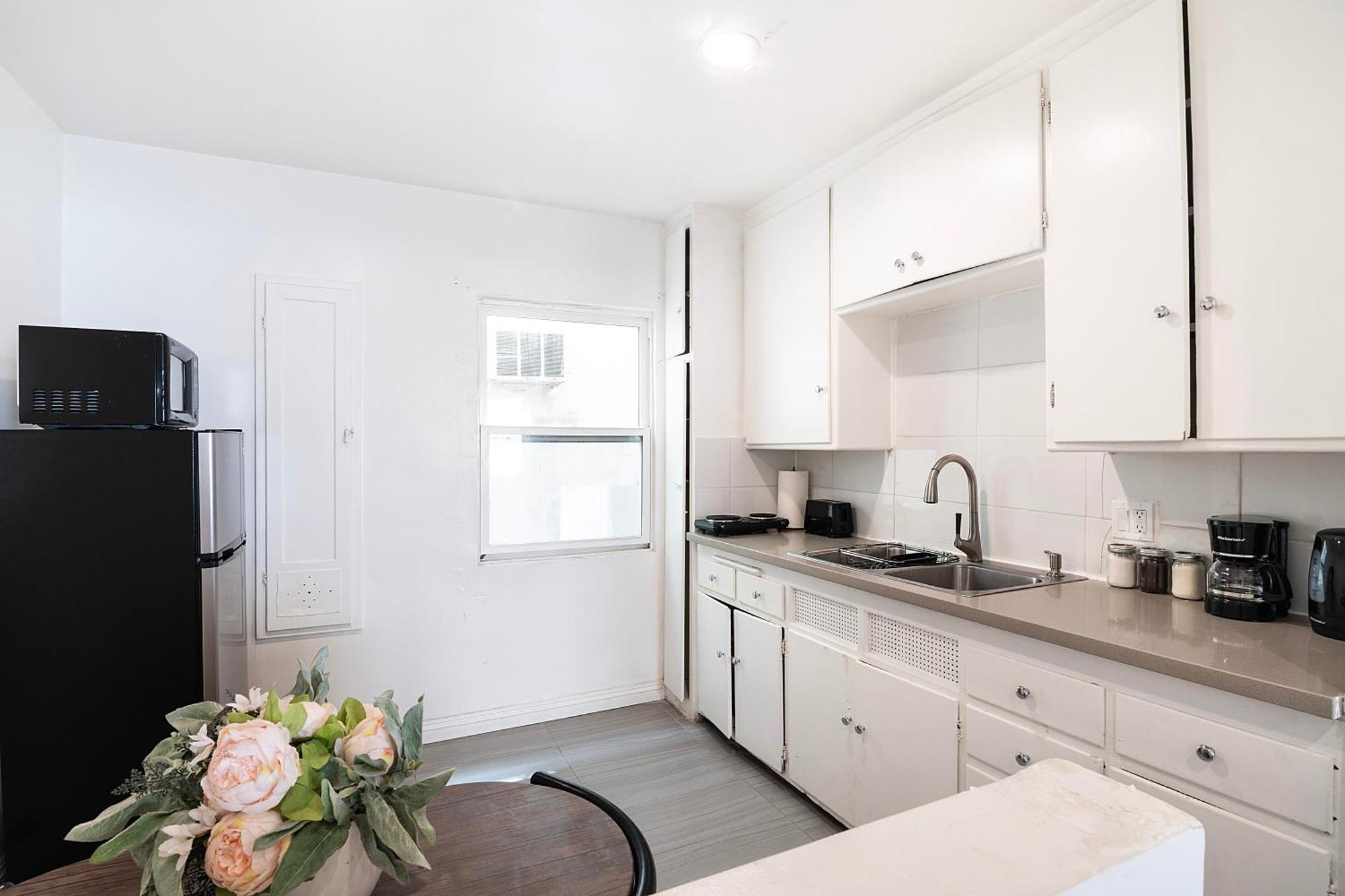 Ground-floor 1-bedroom By Beverly Hills Steps From Restaurants, Cafes And Shopping Los Angeles