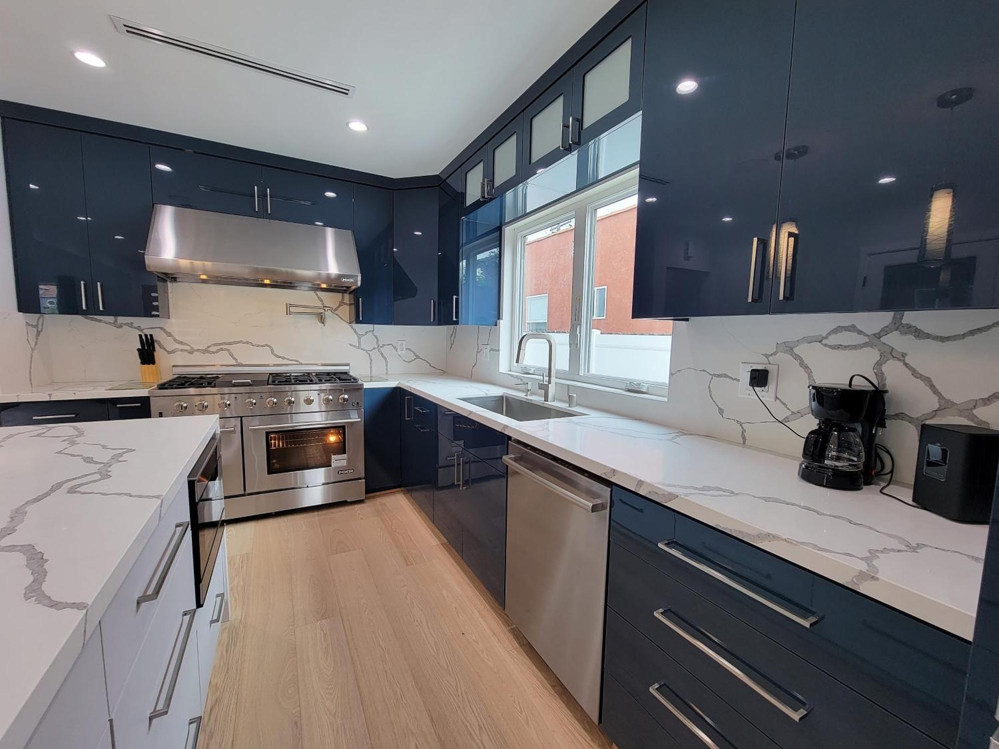 Modern Luxury 3 Bedroom Next To La Cienega Plaza With Parking, Wifi, Tv, Bbq 10 Minutes To Rodeo Drive Holiday home Los Angeles