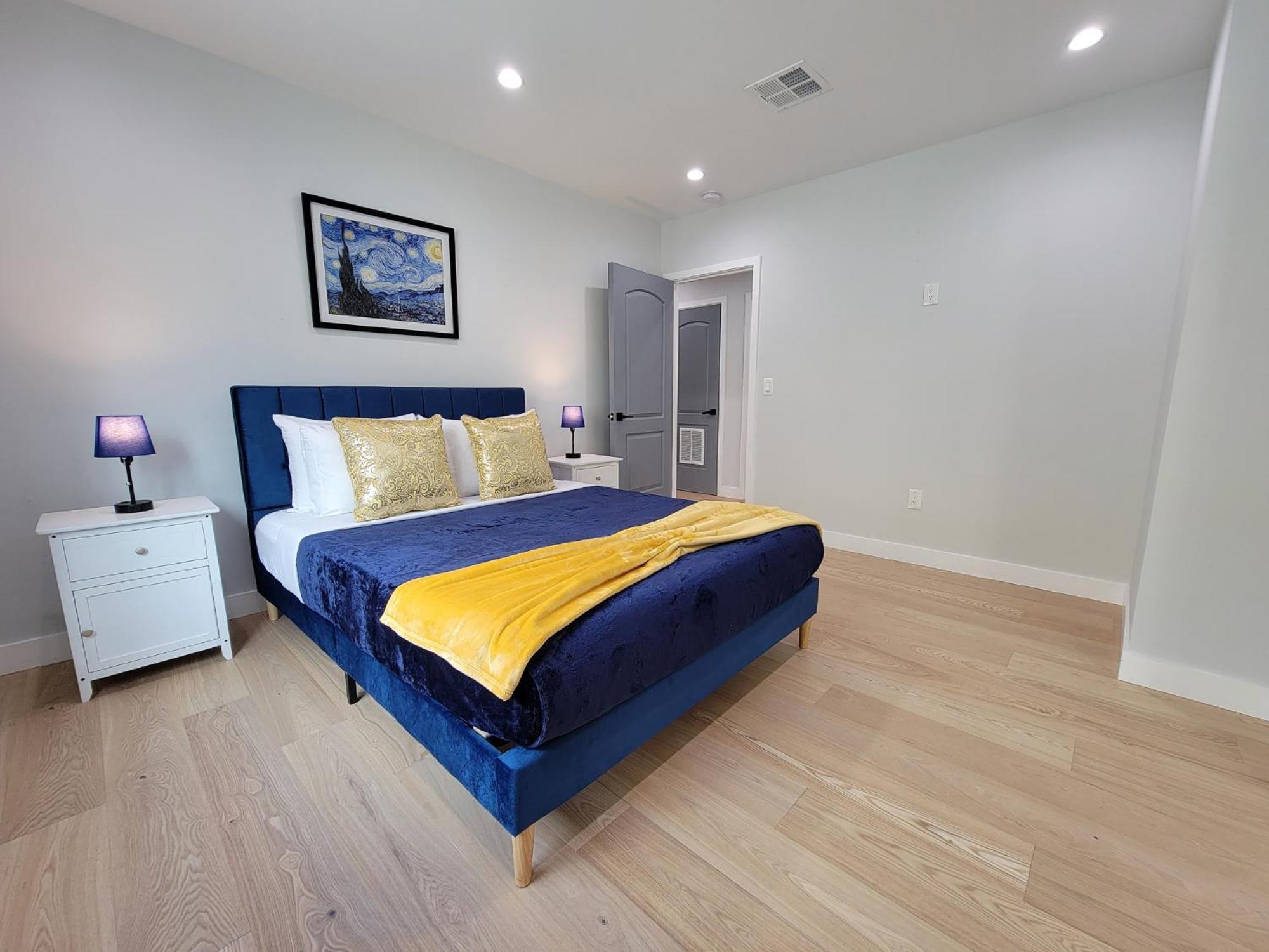 Modern Luxury 3 Bedroom Next To La Cienega Plaza With Parking, Wifi, Tv, Bbq 10 Minutes To Rodeo Drive Holiday home Los Angeles
